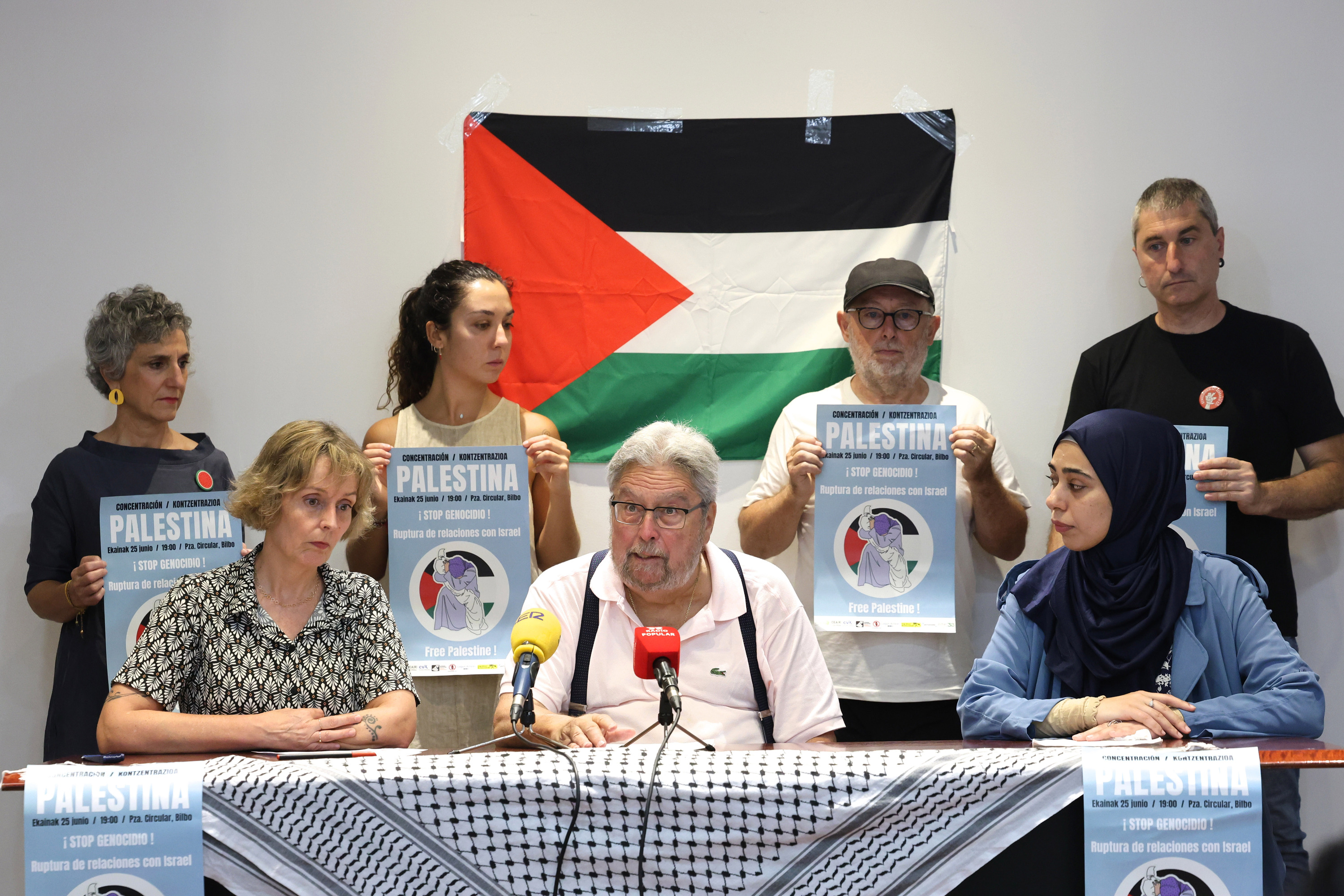 Gernika-Palestina plataformako kideak, manifestazioa deitzeko prentsaurrekoan. OSKAR MATXIN EDESA / FOKU