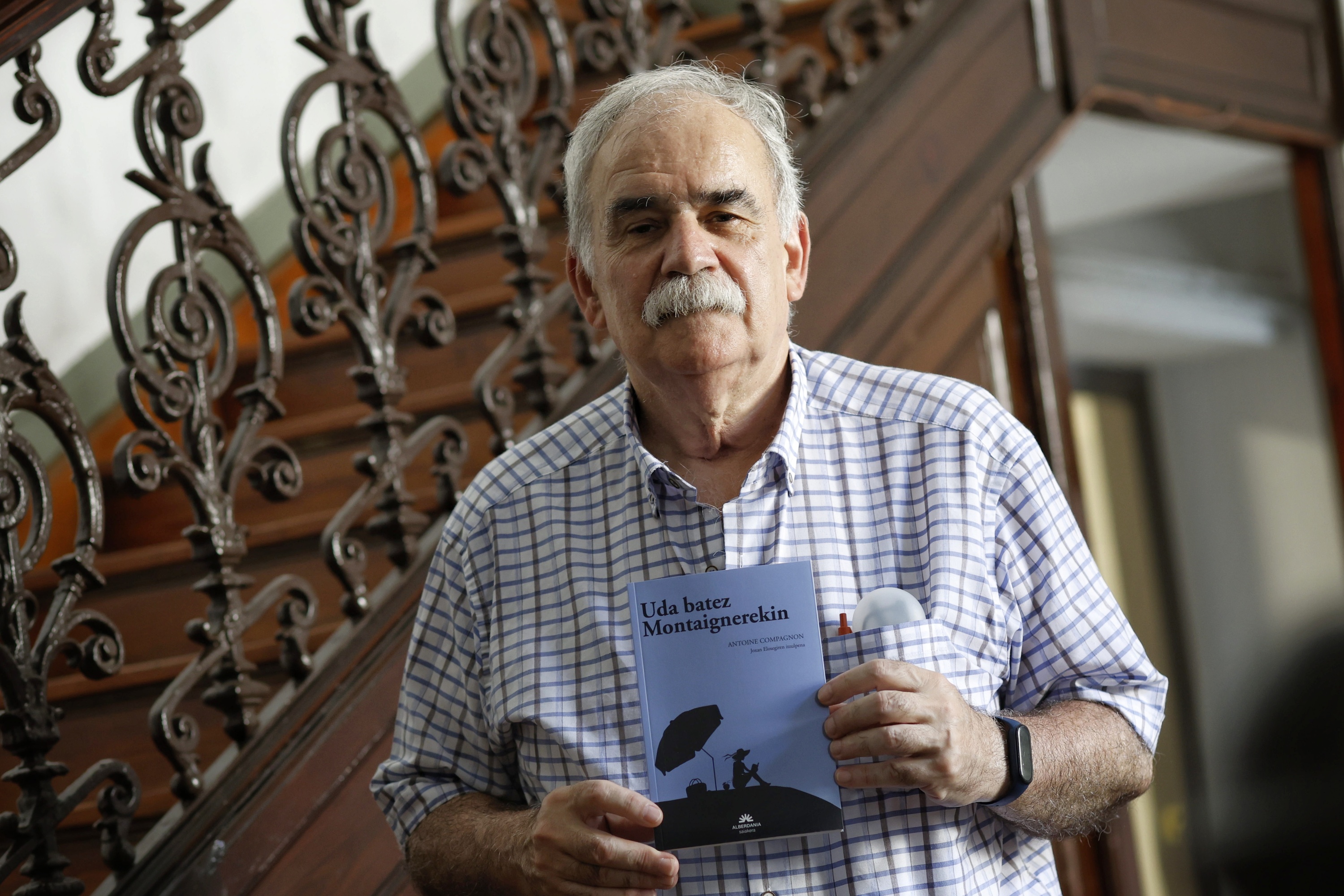 Joxan Elosegi, 'Uda batez Montaignerekin' liburua eskuetan duela, Donostian. MAIALEN ANDRES / FOKU Joxan Elosegi, 'Uda batez Montaignerekin' liburua eskuetan duela, Donostian. MAIALEN ANDRES / FOKU