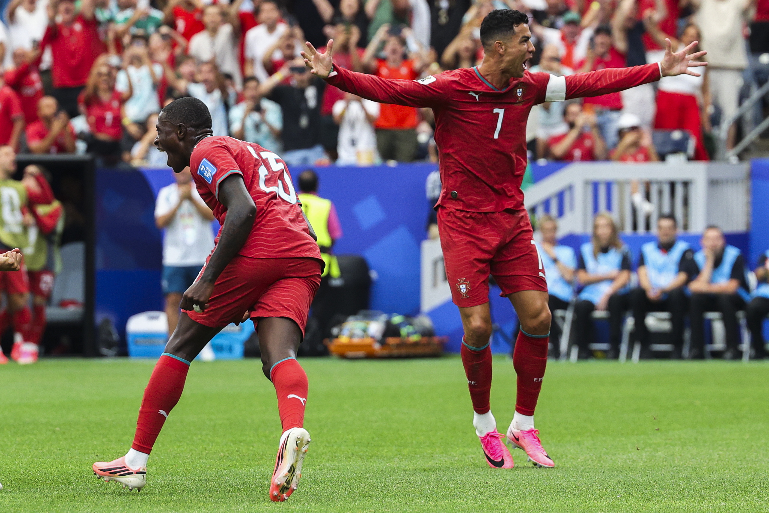 Cristiano Ronaldo eta Nuno Mendes Portugalek Uzbekistani sartutako goletako bat ospatzen. MIGUEL A. LOPES / EFE