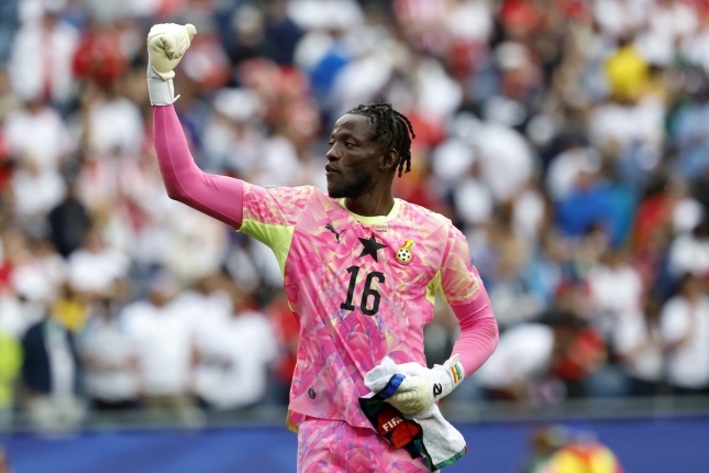Benjamin Asare Ghanako atezaina, beso bat altxatuta, Ingalaterraren aurka berdindu izana ospatzen. GREG M. COOPER / EFE Benjamin Asare Ghanako atezaina, beso bat altxatuta, Ingalaterraren aurka berdindu izana ospatzen. GREG M. COOPER / EFE
