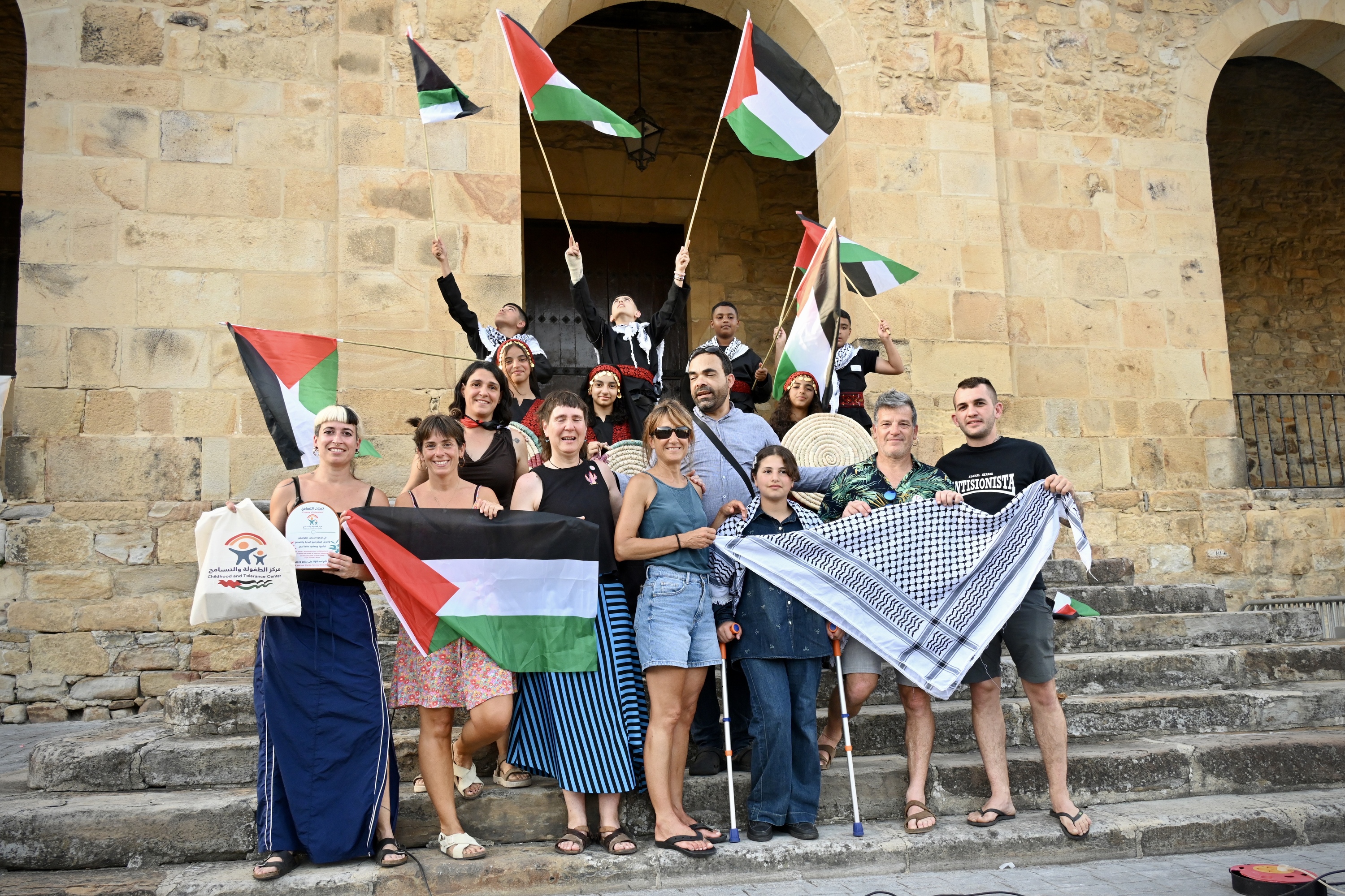 Palestinatik etorritako haurrak Durangaldeko zenbait ekintzailerekin batera, asteartean, Iurretan. MIKEL MARTINEZ DE TRESPUENTES / FOKU