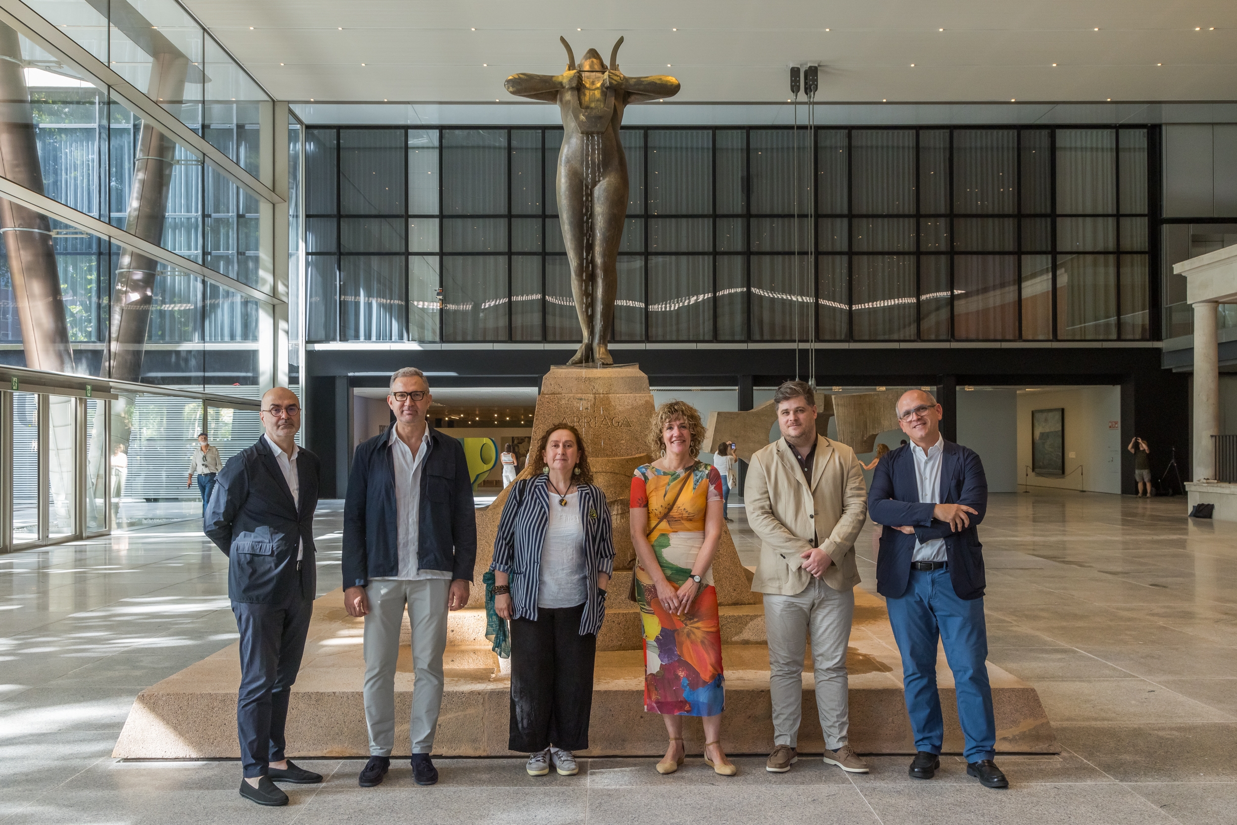 'Lau Agravitas'-en egileak gaurko aurkezpenean, Bilboko Arte Ederren Museoan. BILBOKO ARTE EDERREN MUSEOA