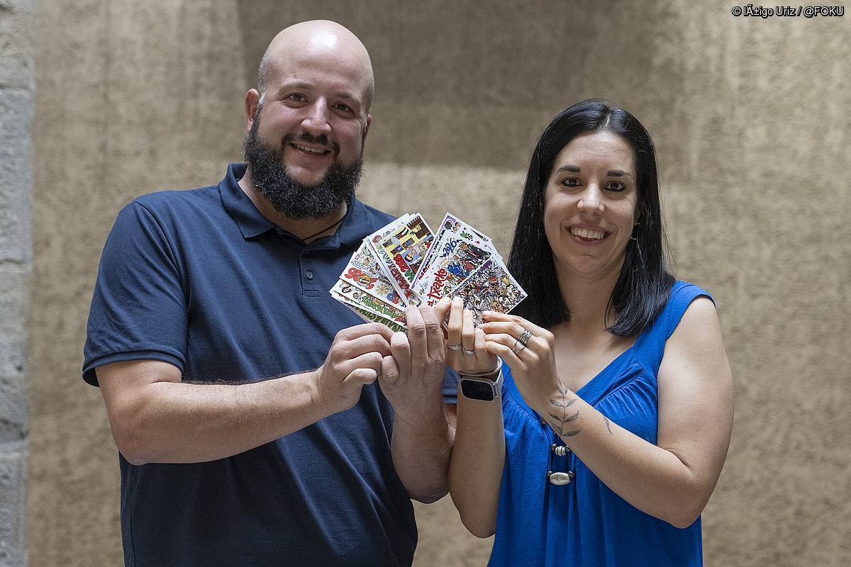 Iñaki Herrera eta Rakel Arjol Iruñeko Peñen Federazioak gaur aurkeztu dituen pankartekin. IÑIGO URIZ / FOKU