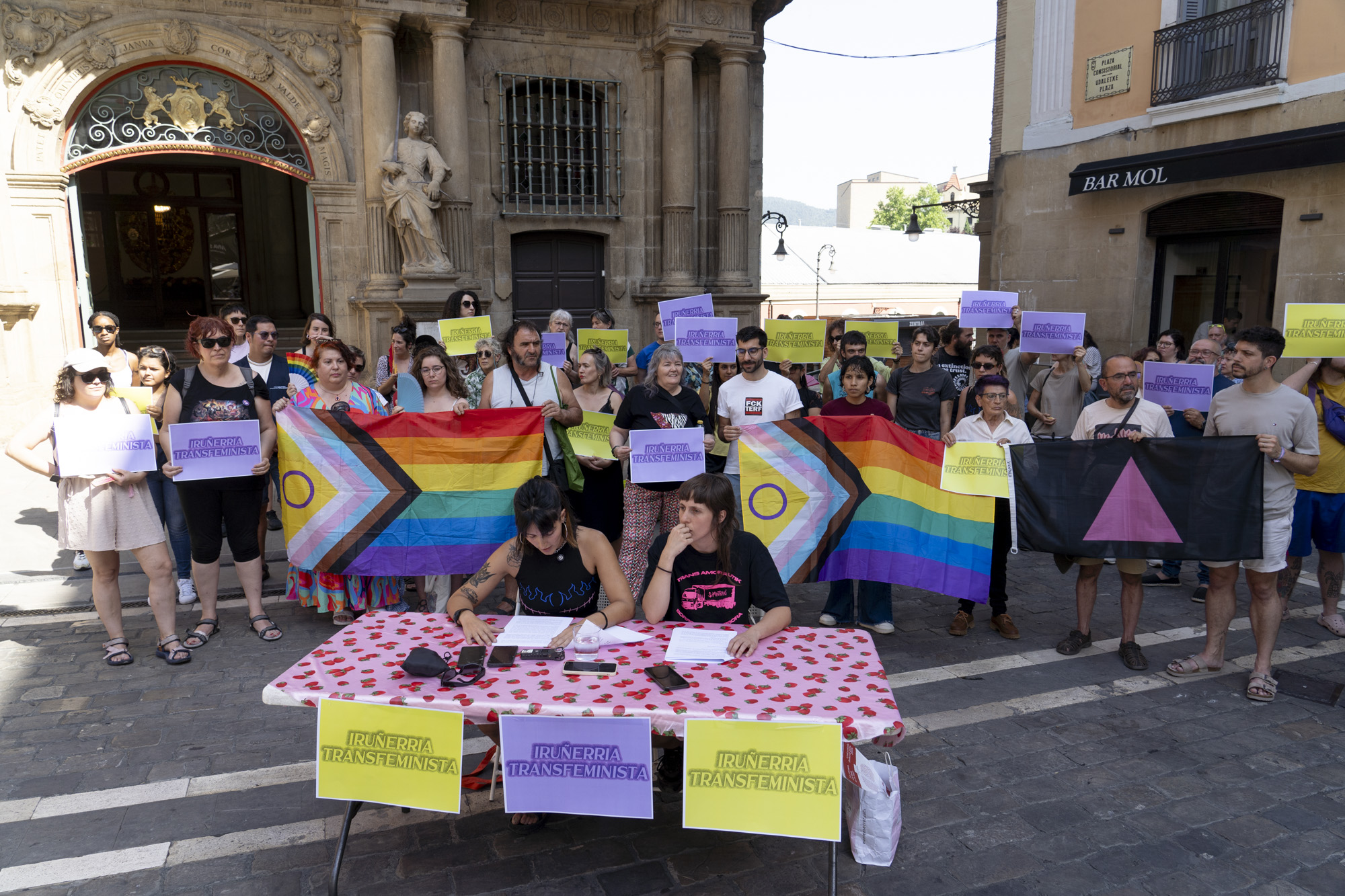 Iruñerriko mugimendu transfeministak Udaletxe enparantzan egin duen prentsaurrekoa. IÑIGO URIZ / FOKU