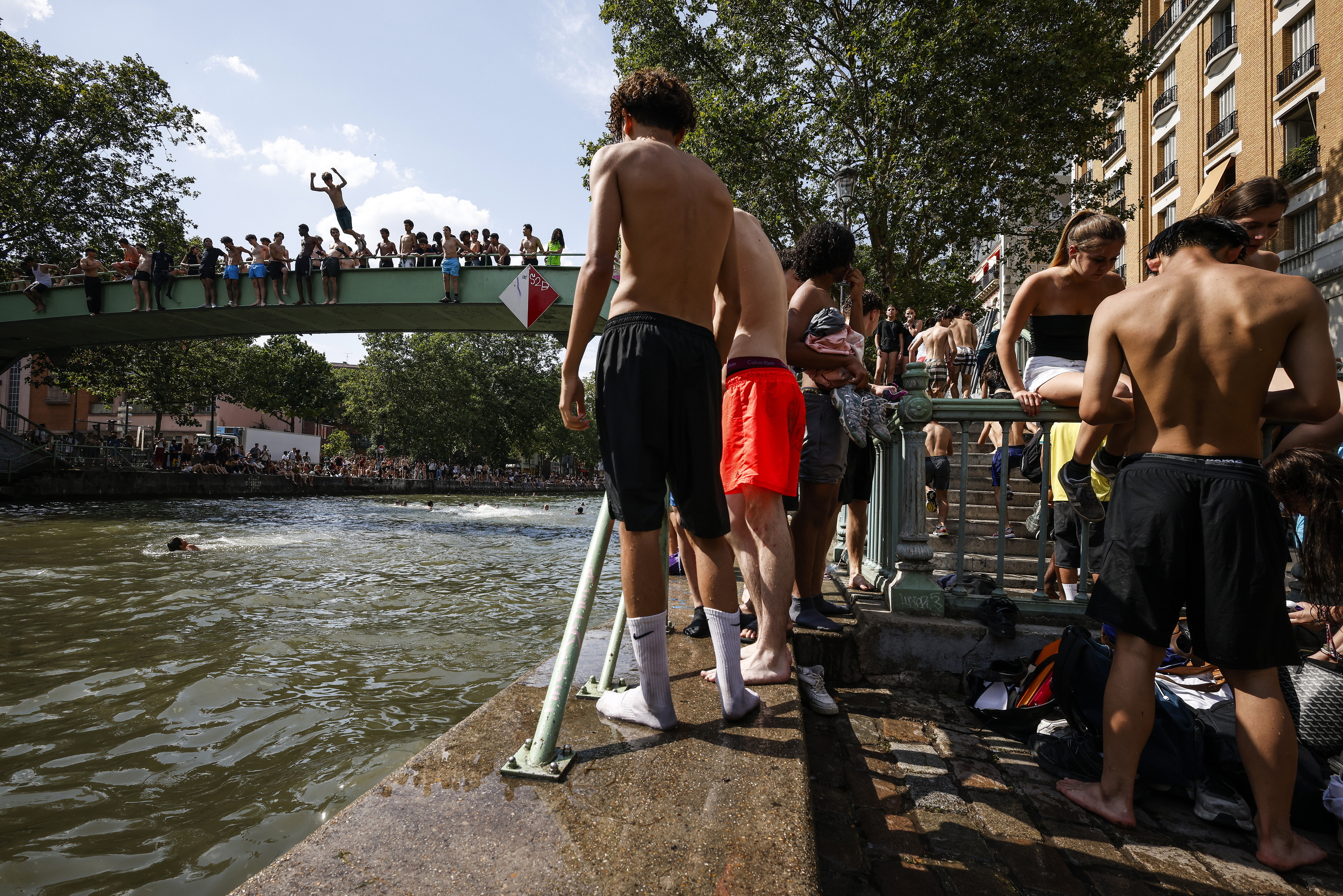 Mutiko batzuk Parisko kanal batean, uretara jauzi egiten. YOAN VALAT / EFE