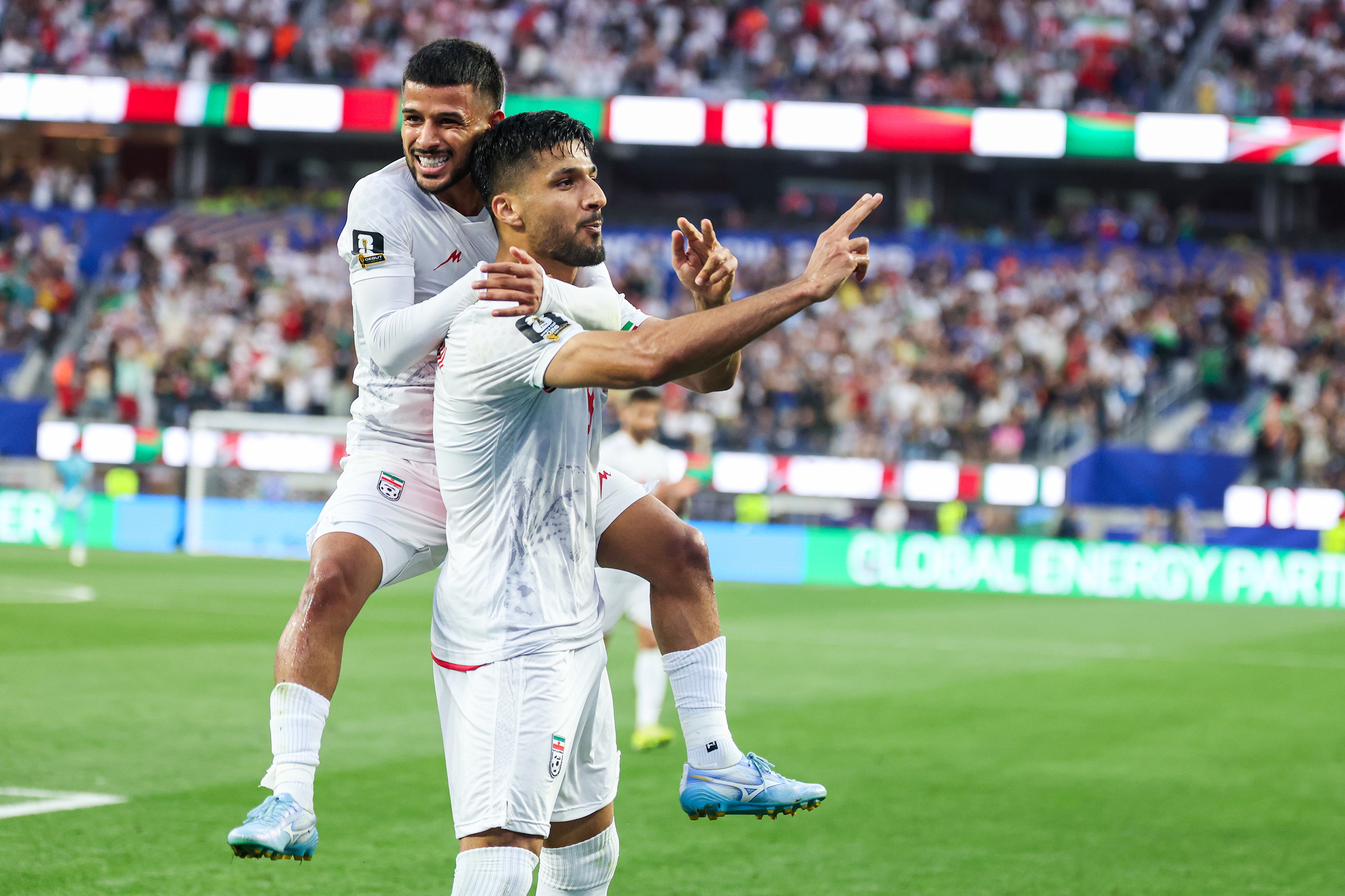 Mehdi Ghayedi eta Mohammad Mohebi irandarrak, Zeelanda Berriari sartutako gola ospatzen. CHRIS TORRES / EFE