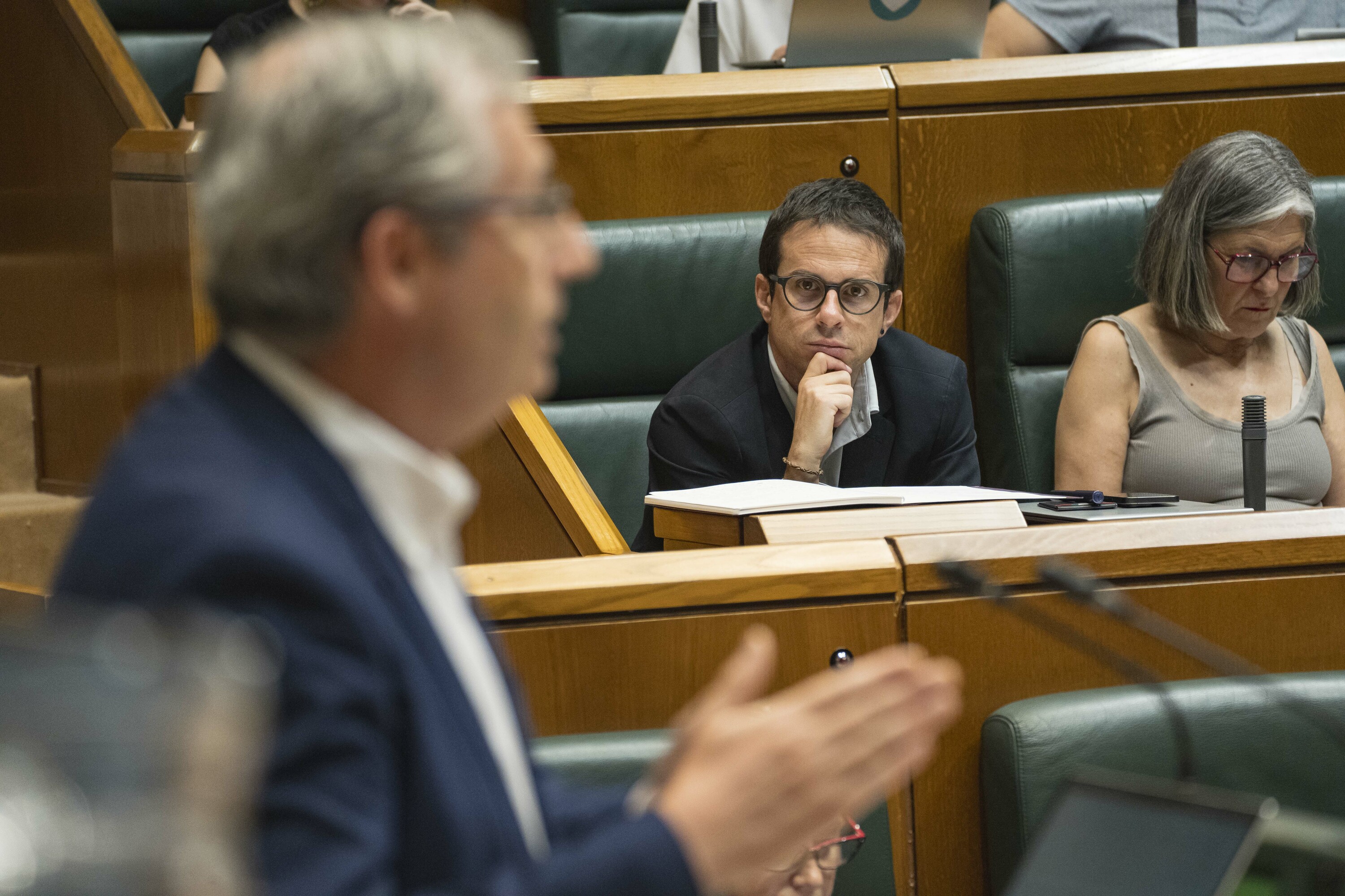 Markel Olano hizketan ondoan Pello Otxandiano duela, gaur, osoko bilkuran. ARITZ LOIOLA / FOKU