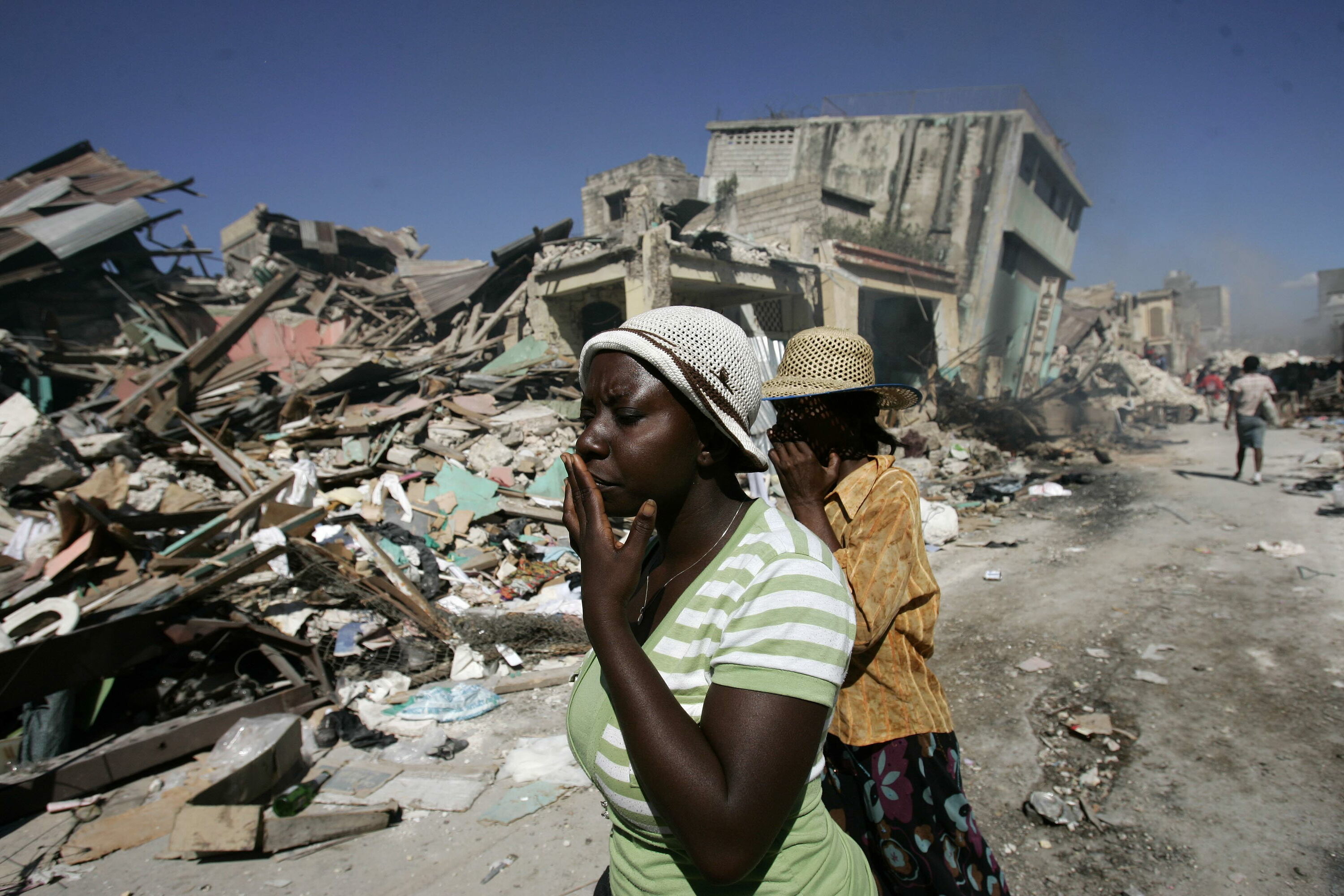 Haitiko herritar batzuk 2010eko urtarrilean, lurrikara gertatu ondoren. EFE