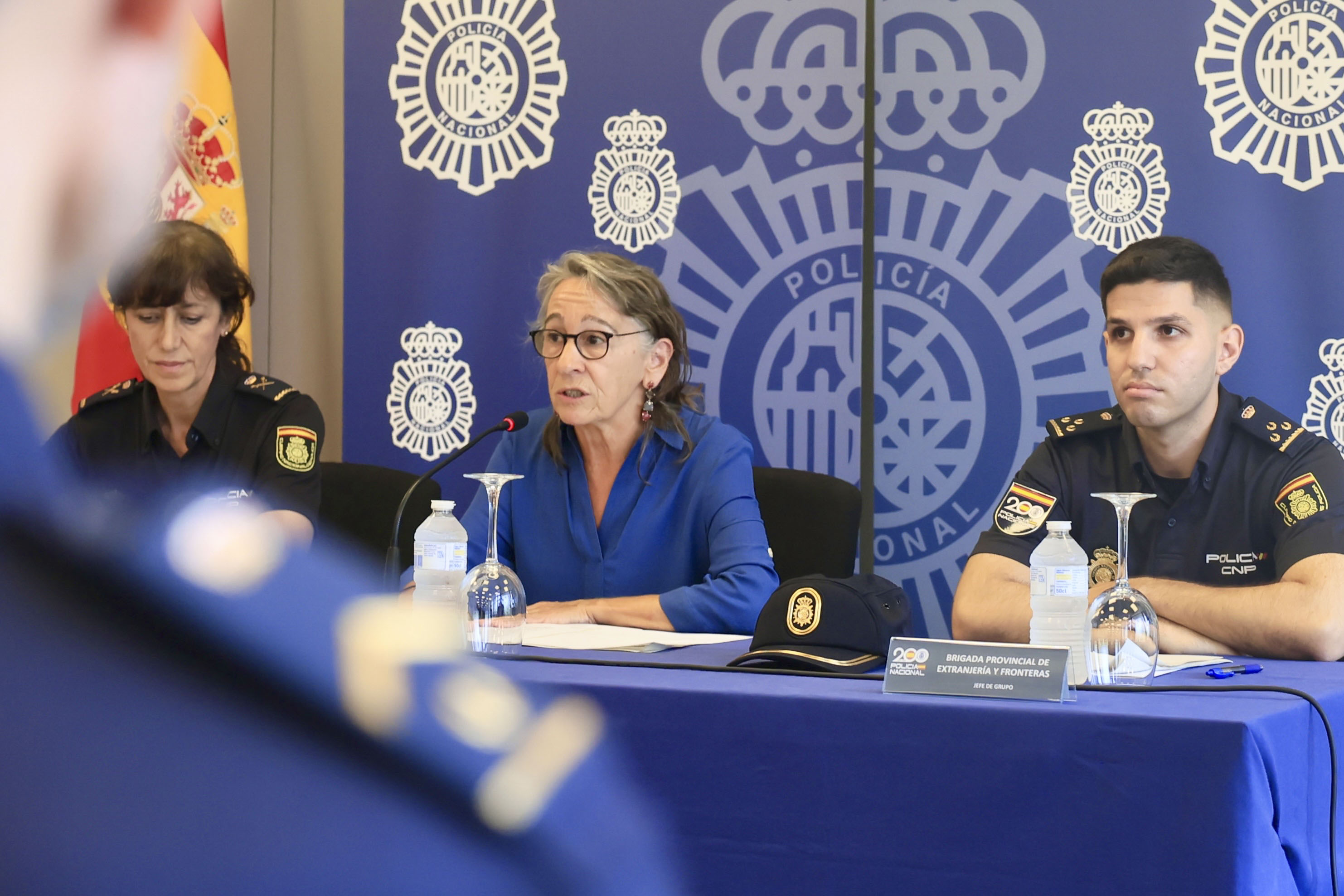 Marisol Garmendia, Espainiako Poliziako kideekin, gaurko agerraldian. JAVI COLMENERO / EFE