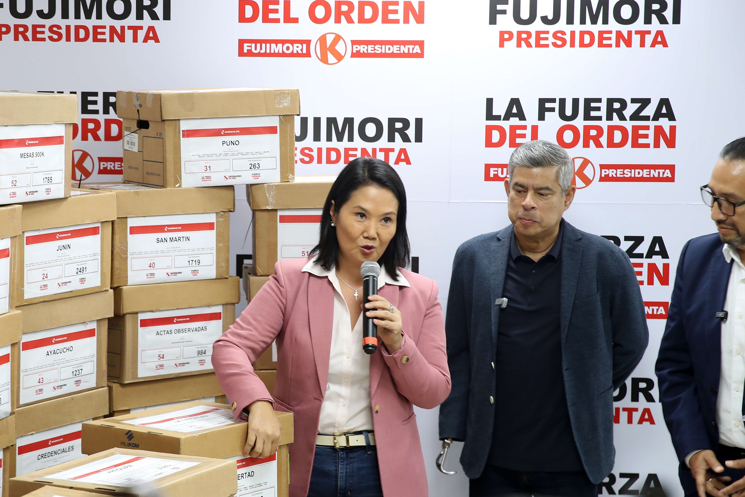Keiko Fujimori, atzo, hauteskundeetako aktaz betetako kaxaz inguratuta. PAOLO AGUILAR / EFE