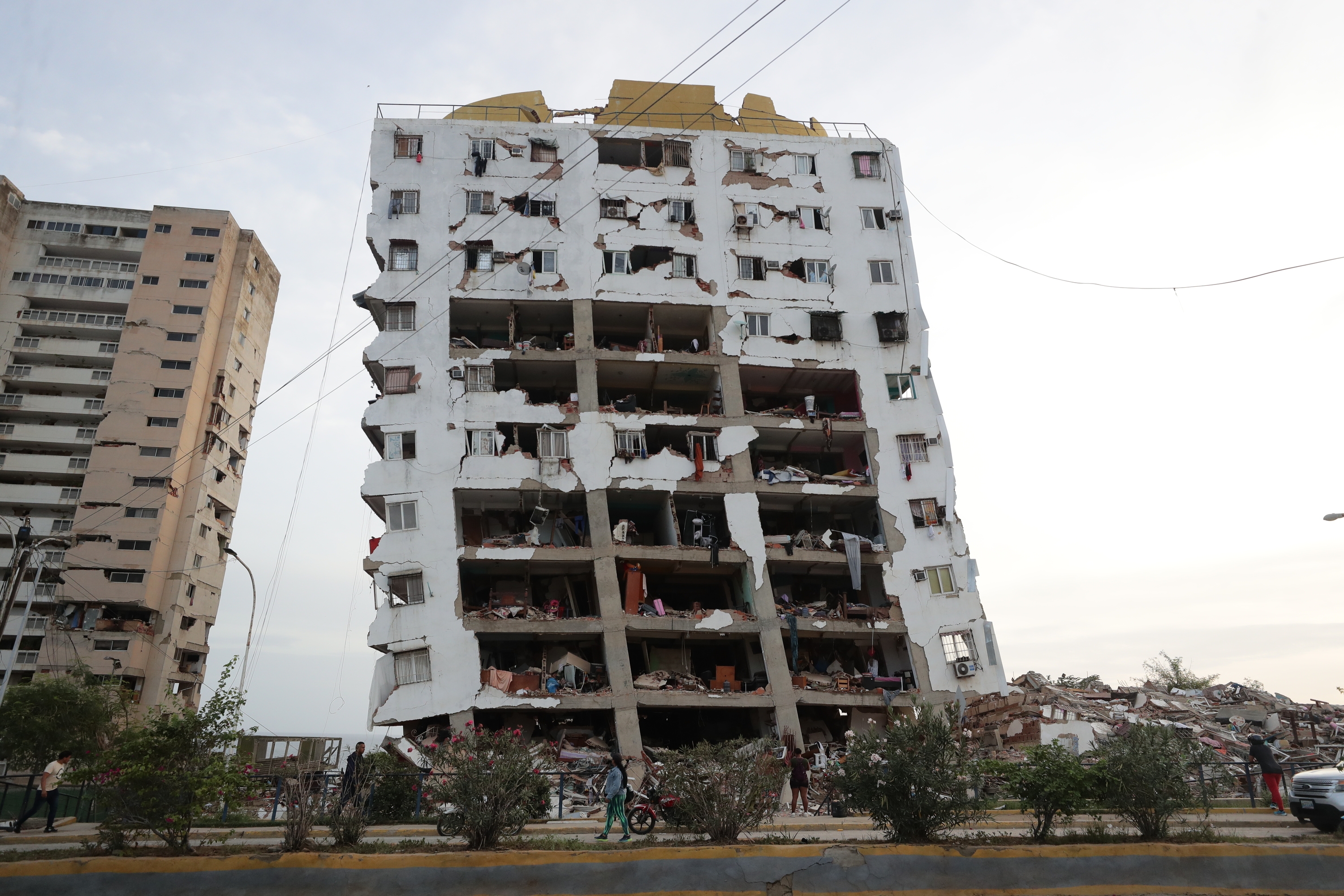 Venezuelako La Guaira estatuan, eraikin bat erortzear. RONALD PENA R. / EFE