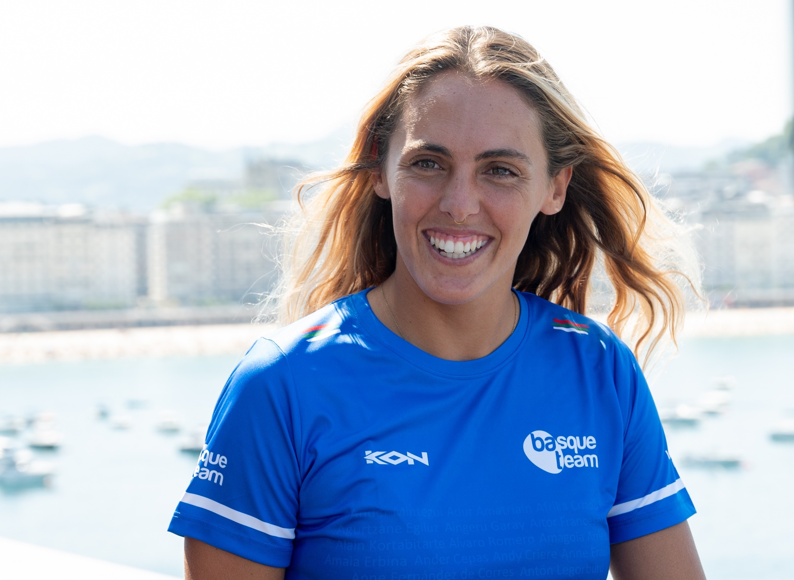 Nadia Erostarbe surflaria Aquariumeko terrazan. GORKA RUBIO / FOKU