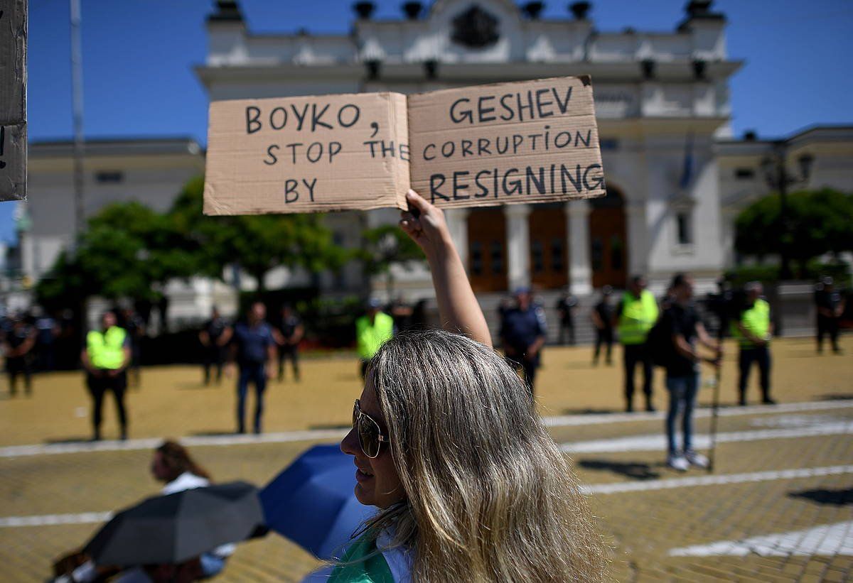 Bulgariako Gobernuaren kontrako protesta bat, gaur, parlamentuaren parean. VASSIL DONEV, EFE
