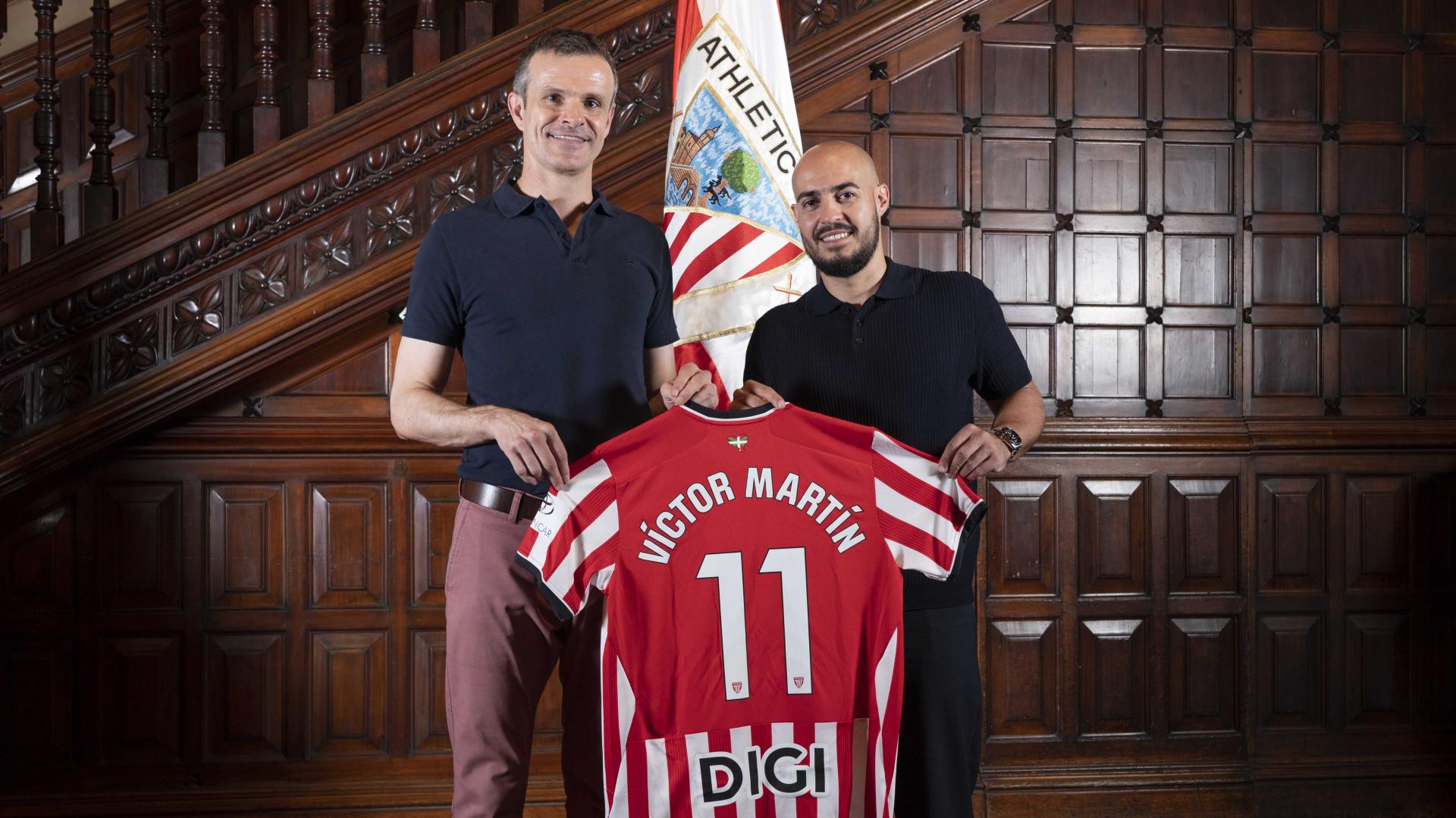 Jon Uriarte Athleticeko presidentea eta Victor Martin entrenatzaile berria, gaur, Ibaiganen. ATHLETIC
