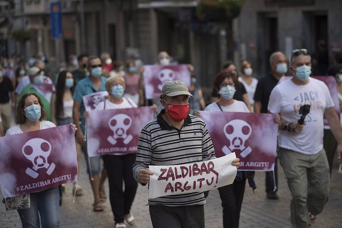 Zaldibarko zabortegian gertaturikoak argitzeko eskatzeko manifestazioa, uztailaren 4an. JUAN CARLOS RUIZ / FOKU