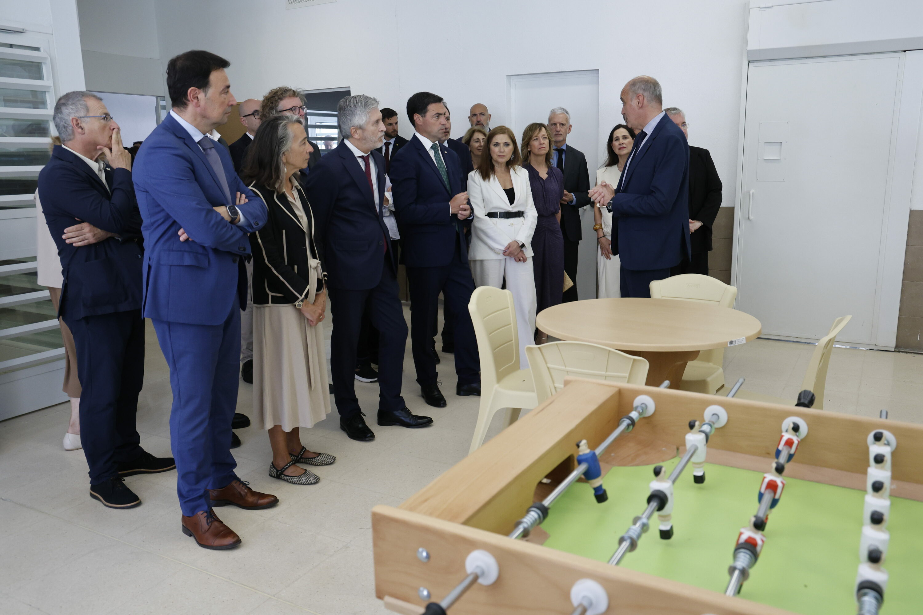 Eusko Jaurlaritzako agintariak Zubietako kartzela berrian, haren inaugurazioan. FOKU