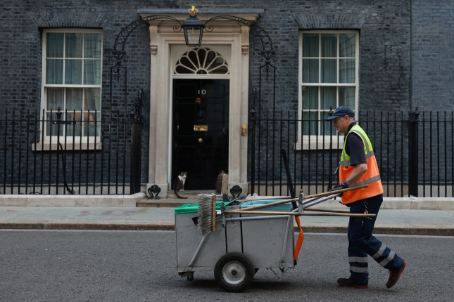 Zabor biltzaile bat Downing Streeten. NEIL HALL / EFE