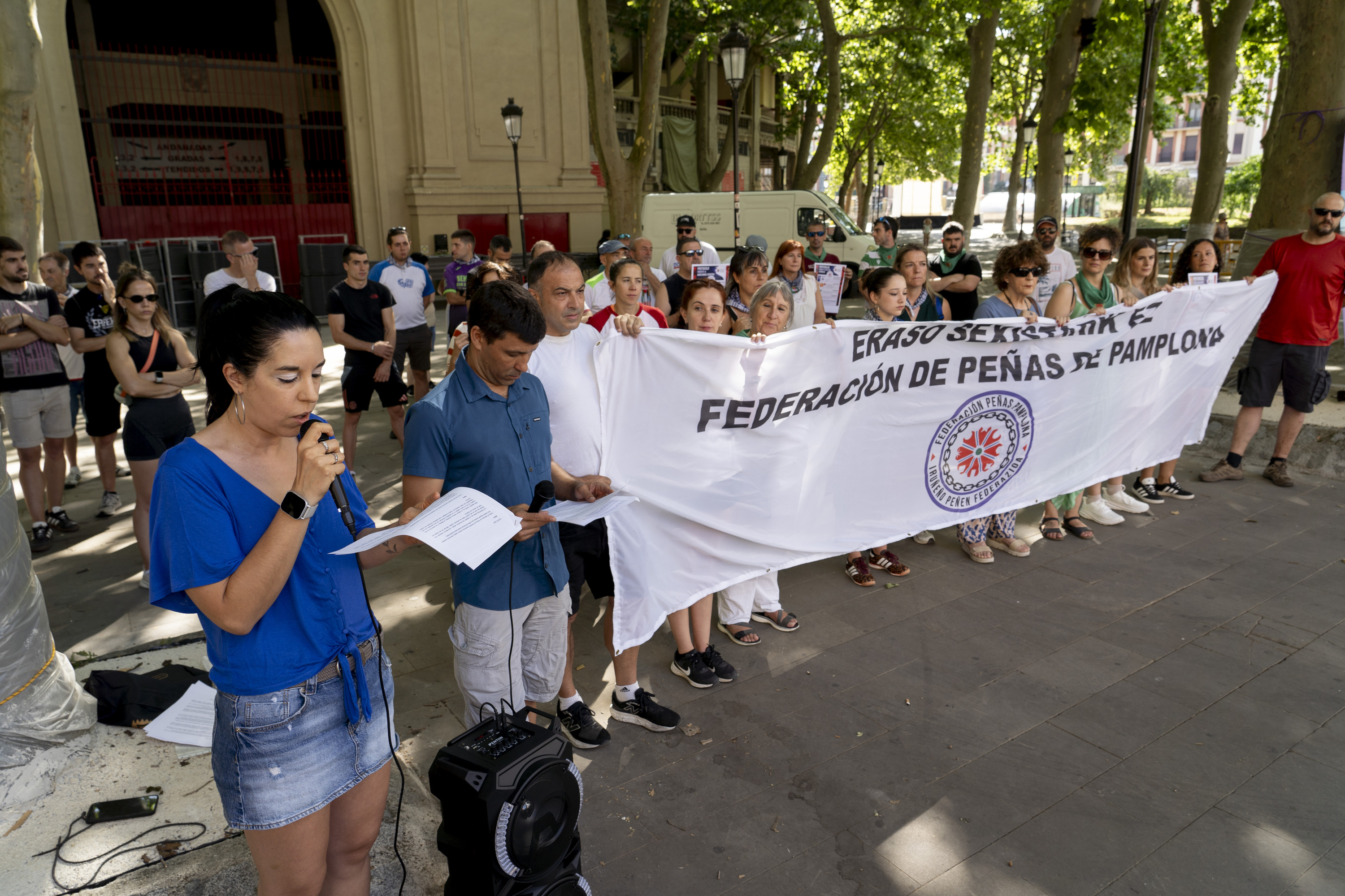 Iruñeko peñen federazioak sexu erasoen aurka antolatutako elkarretaratzea, gaur, Iruñean. IÑIGO URIZ / FOKU