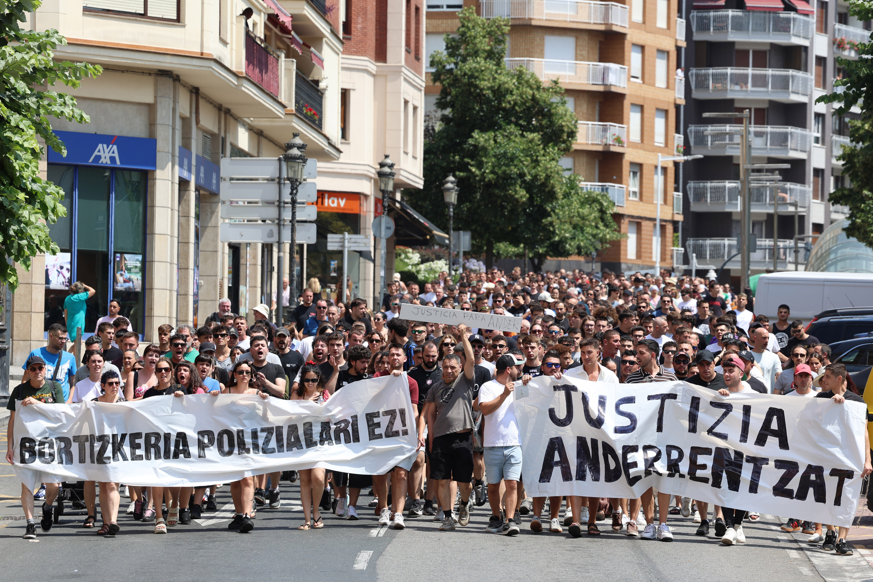 Santurtzin hildako gaztearen alde egindako manifestazioa, gaur. OSKAR MATXIN EDESA / FOKU