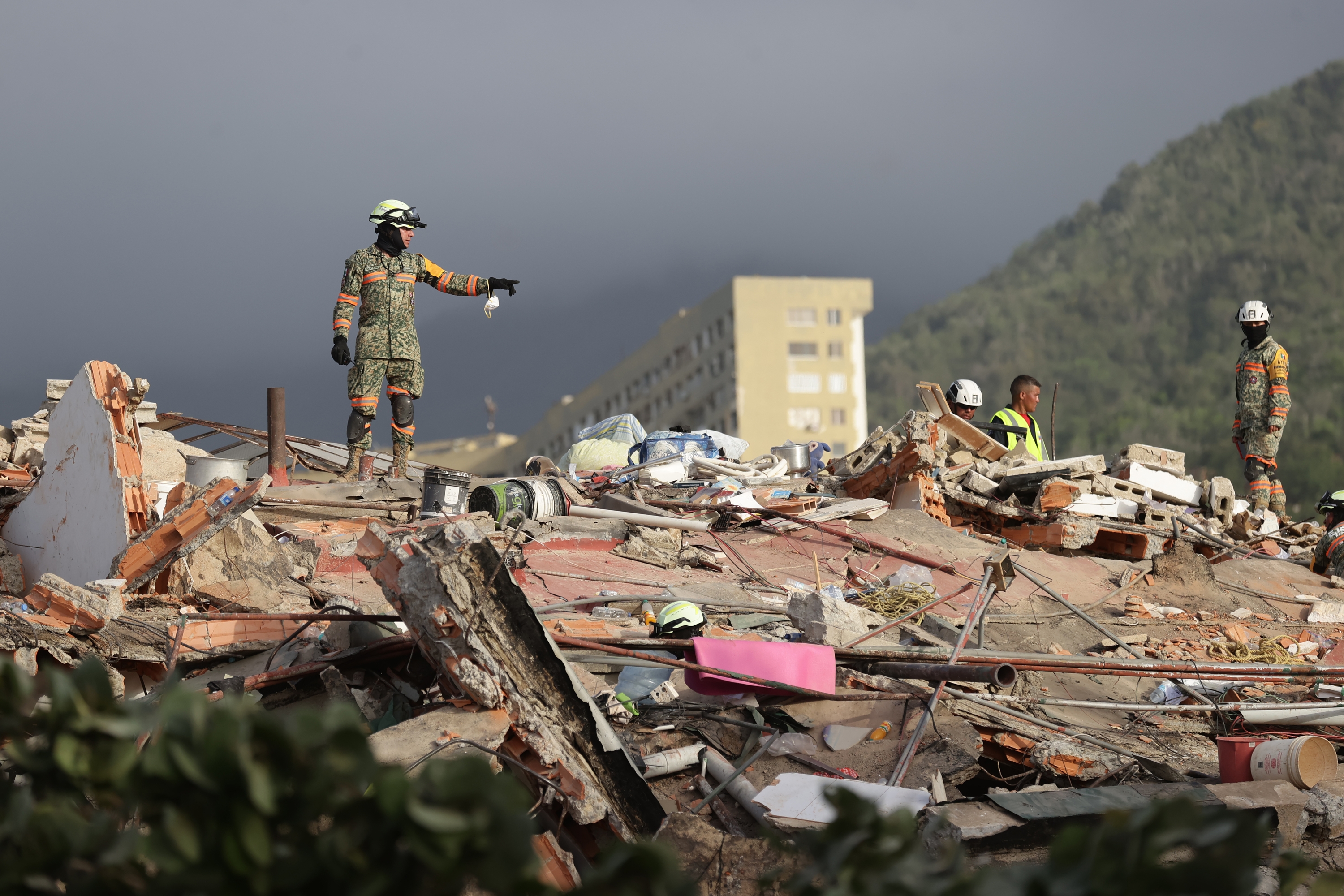 Erreskate taldeetako langileak atzo, La Guaira hirian. ROBERT PEÑA J. / EFE