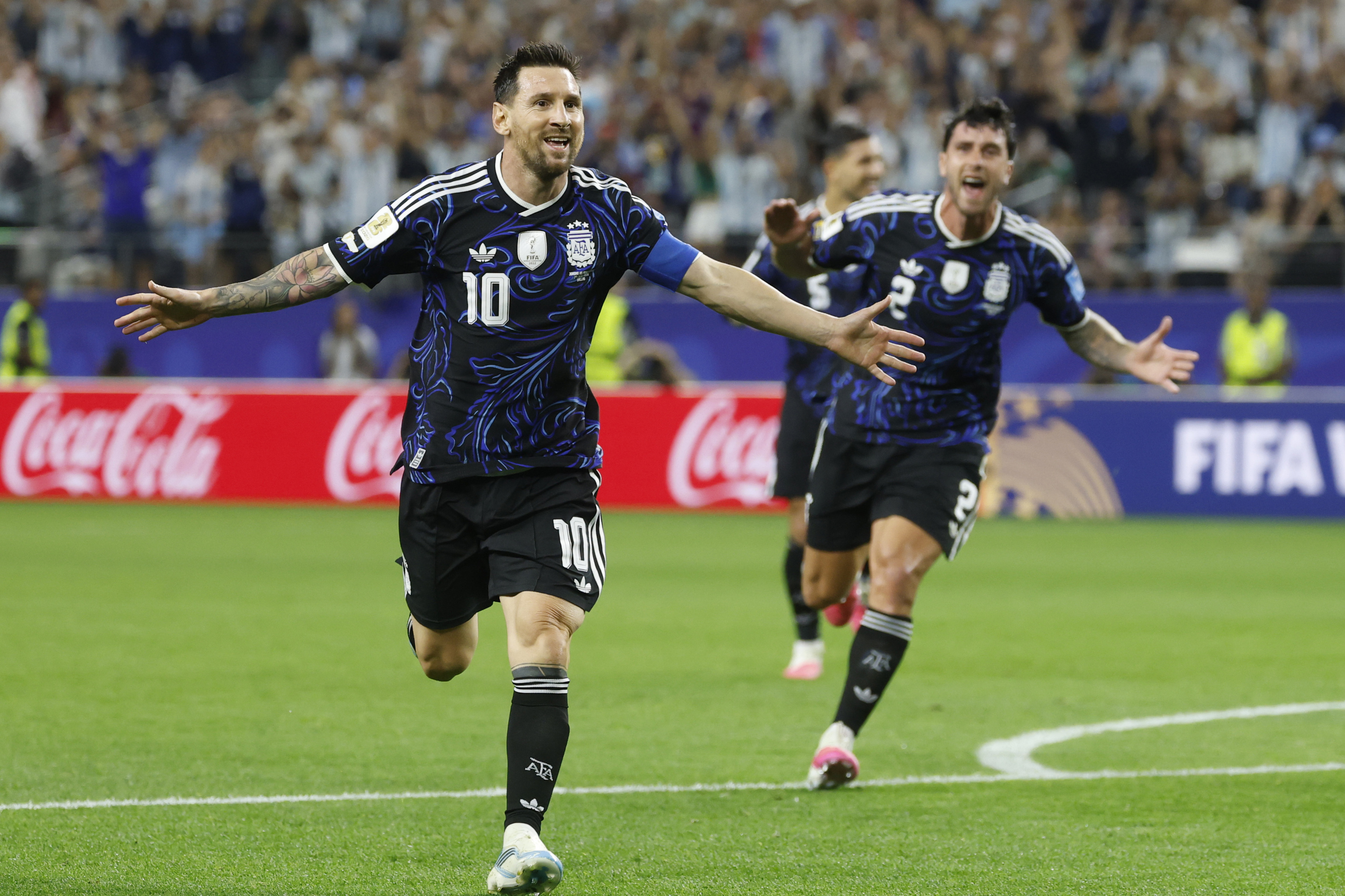 Leo Messi bart Jordaniari sartu dion gola ospatzen, Dallasen. EFE