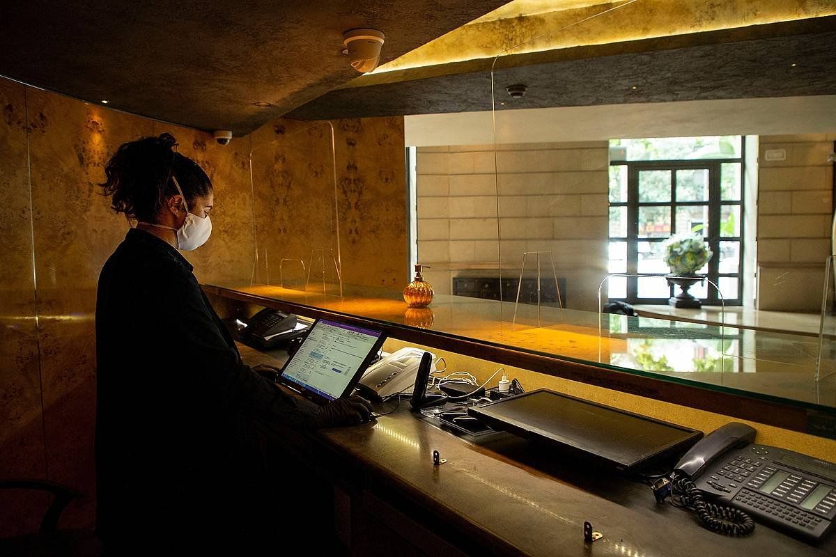 Hotel baten harrera, pandemia garaian. ENRIC FONTCUBERTA / EFE