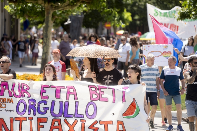 LGTBI Komunitatearen Nazioarteko Eguneko manifestazioa Iruñean, eguerdian. IÑIGO URIZ / FOKU