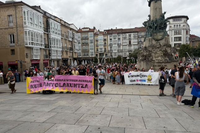 LGTBI Komunitatearen Nazioarteko Eguneko manifestazioa Gasteizen, eguerdian. BERRIA