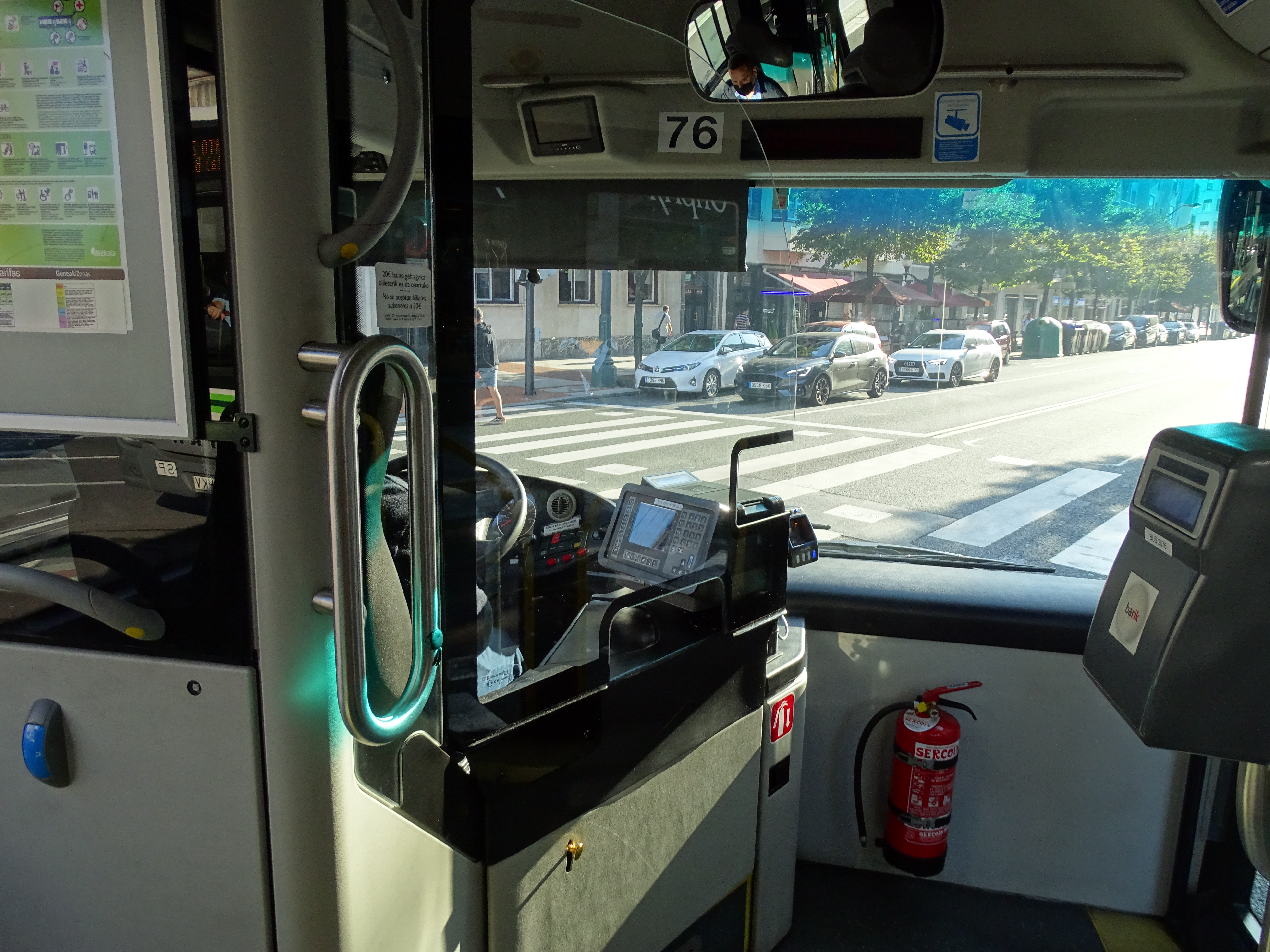 Autobus publiko baten barruko aldea, artxiboko irudi batean. BIZKAIKO FORU ALDUNDIA
