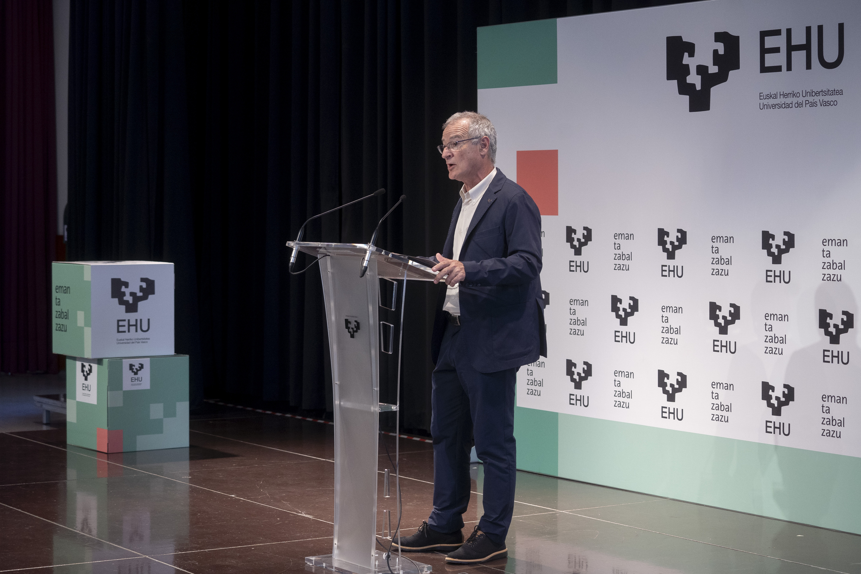 EHUko errektore Joxerramon Bengoetxea hauta probako noten berri ematen, lehengo astean. IÑIGO URIZ / FOKU