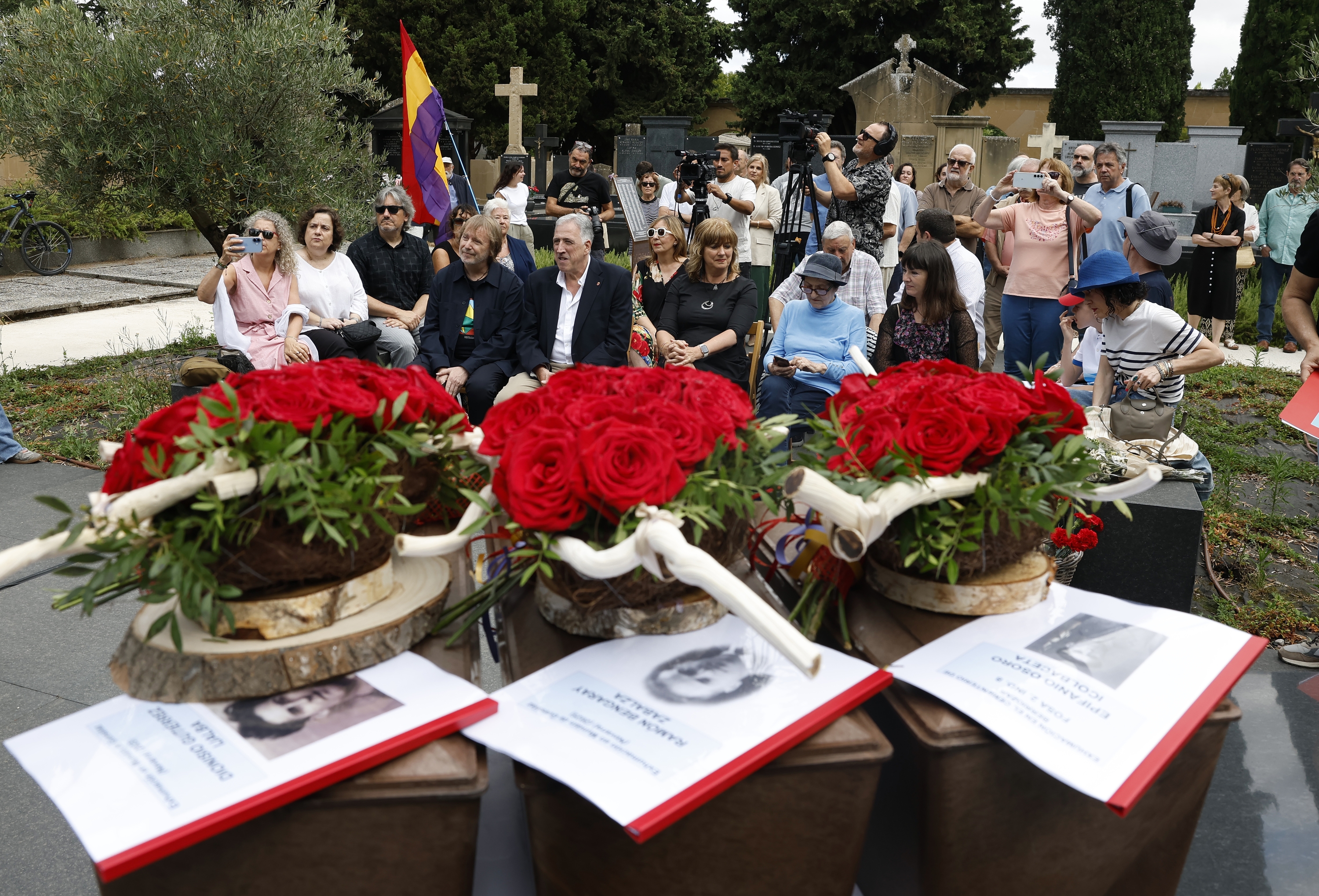 Iruñeko hilerrian egindako ekitaldia, gaur. JESUS DIGES / EFE