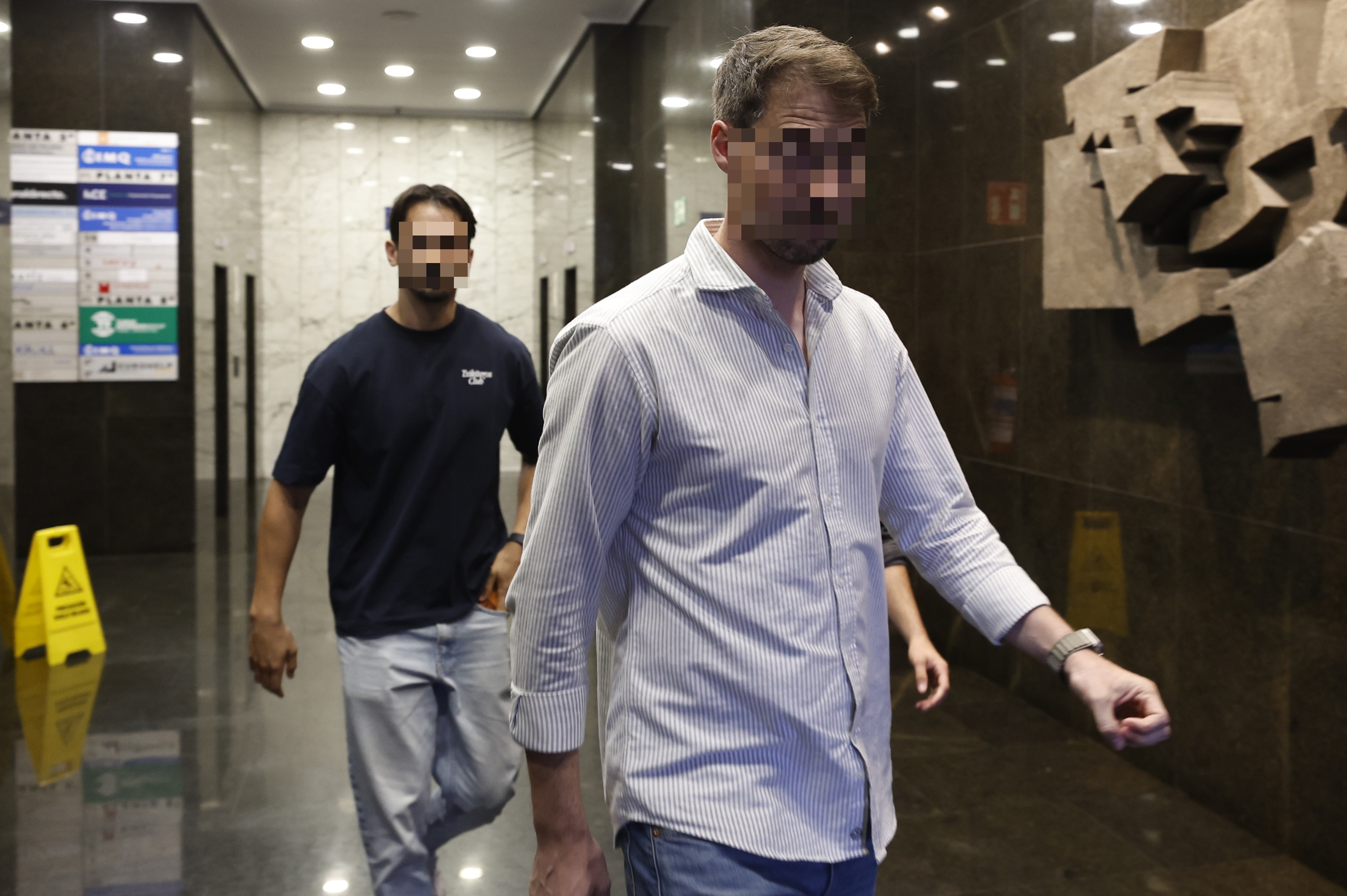 Guardia Zibilaren UCO adarreko bi kide Tubos Reunidosen Bilboko egoitza miatzen, ekainaren hasieran. MIGUEL TOÑA / EFE