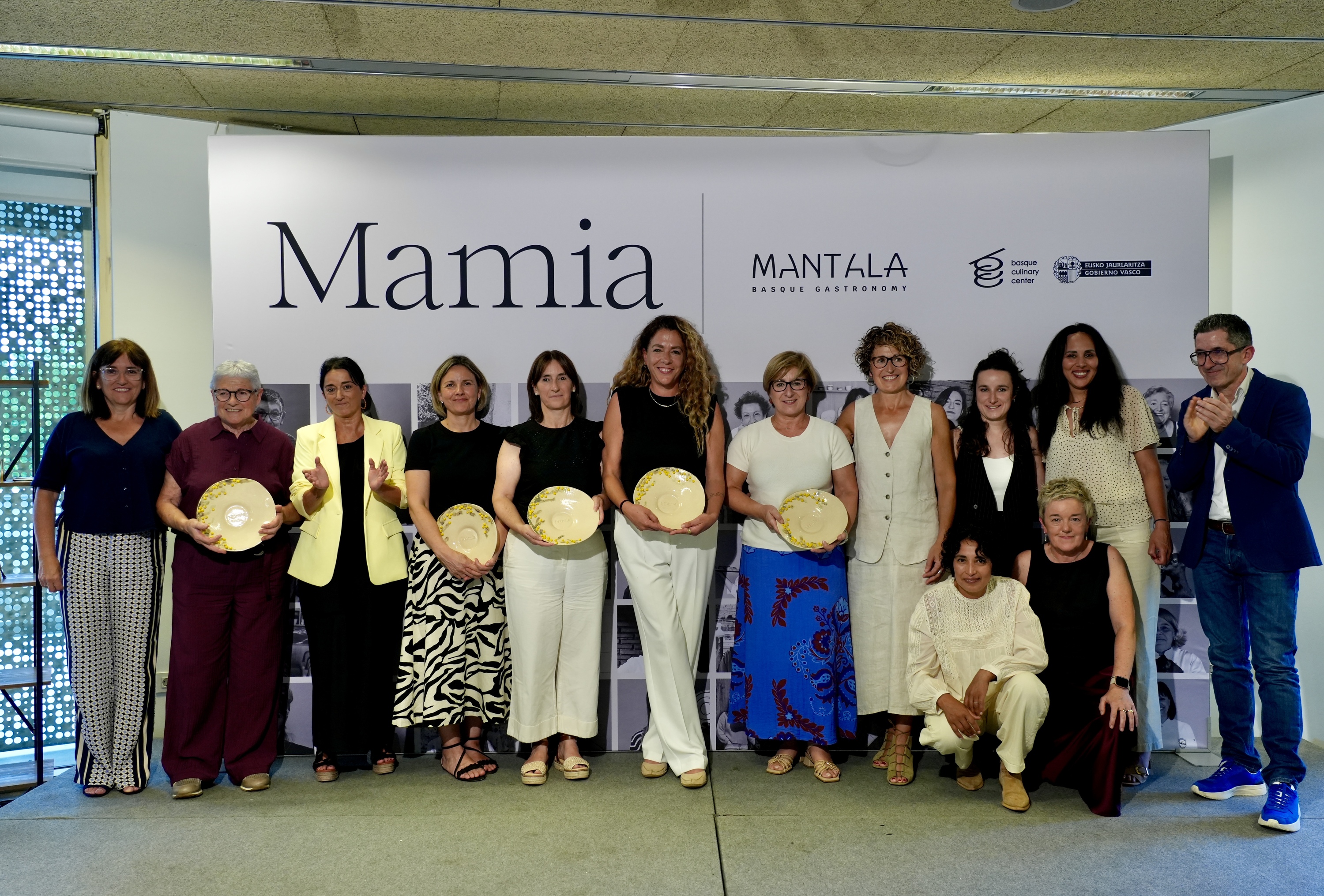 Mantalak eta BERRIAk antolatutako Mamia sarietako irabazleak eta Jaurlaritzako, BERRIAko eta BCCko ordezkariak, gaur, Basque Culinary Centerren. ANDONI CANELLADA / FOKU