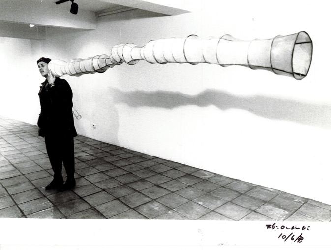 Idoia Elosegi artista bere pieza batekin CM2 gunean, 1993. urtean. CM2 ARTXIBOA. EUSKAL HERRIKO ARTE GARAIKIDEAREN MUSEOA, ARTIUM MUSEOA.