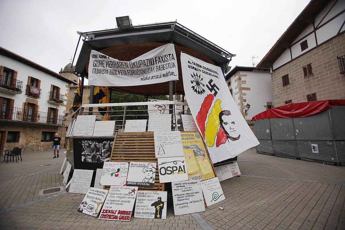 Iazko Ospa Eguna, Altsasun. 'Milaka arrazoi maletan' lelopean egin zuten manifestazioa. ENDIKA PORTILLO / FOKU