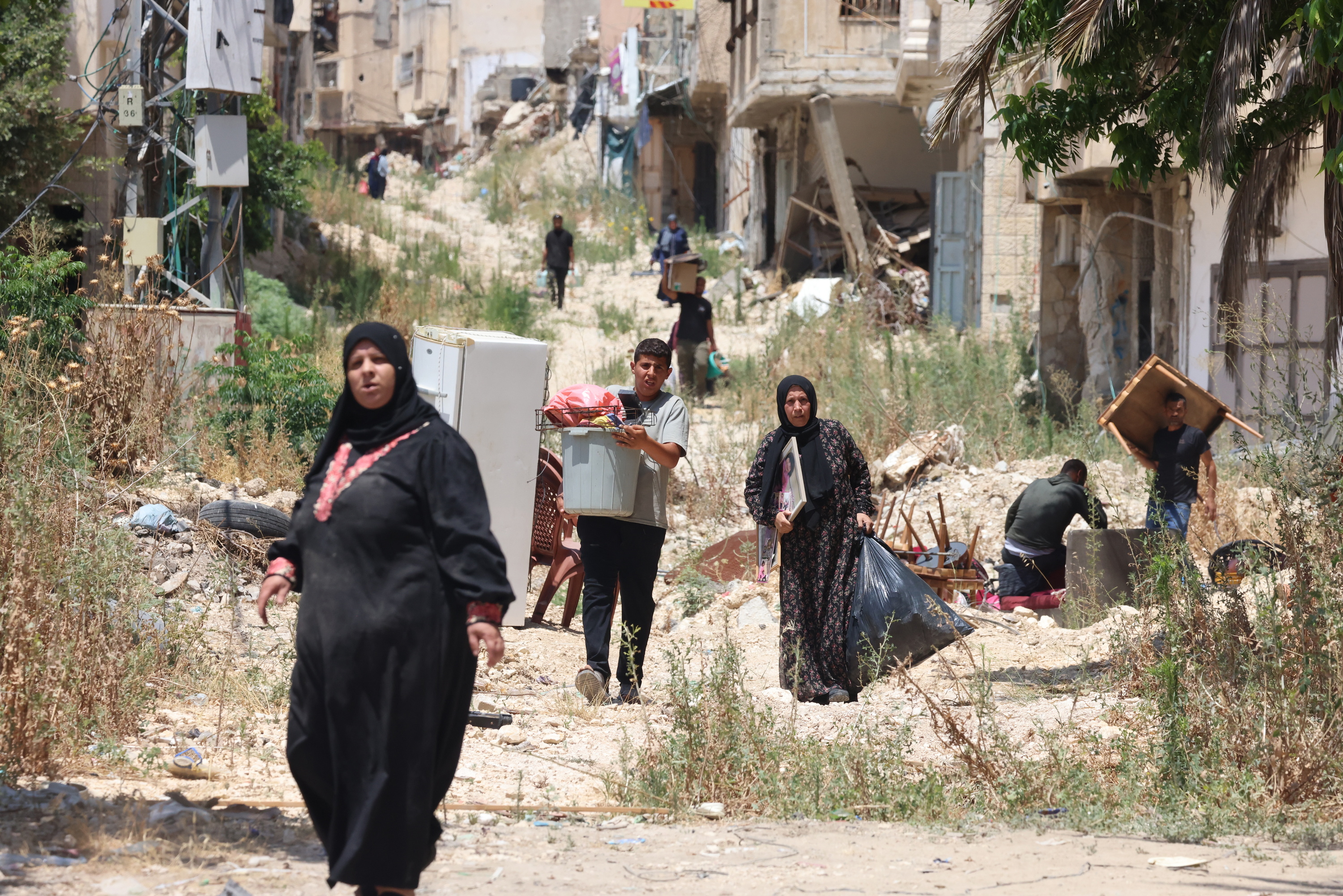 Desplazatu palestinar batzuk Tulkaremen, Zisjordanian, ekainaren 17an. ALAA BADARNEH / EFE