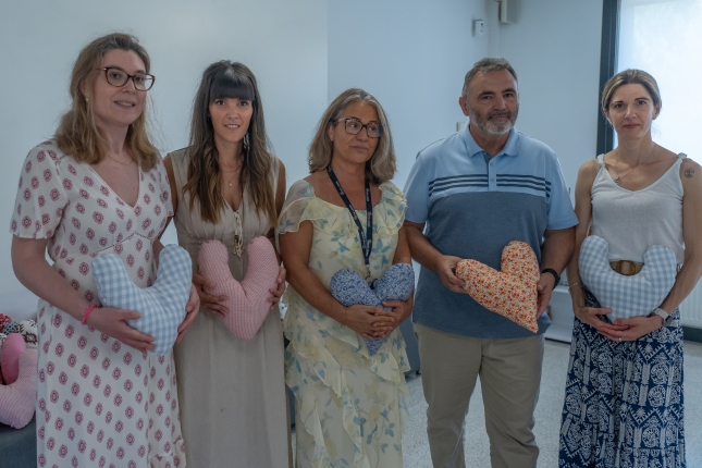 Goretti Armendariz, Ana Monge eta Jabier Ortiz de Elgea, ezkerretik hasita bigarrena, hirugarrena eta laugarrena, hurrenez hurren, kuxinen entrega ekitaldian. Goretti Armendariz, Ana Monge eta Jabier Ortiz de Elgea, ezkerretik hasita bigarrena, hirugarrena eta laugarrena, hurrenez hurren, kuxinen entrega ekitaldian.