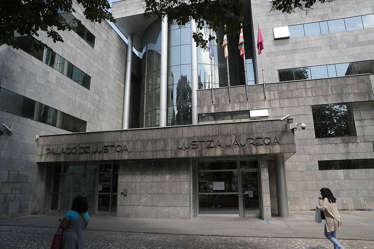 Durangoko epaitegia. Bertara eraman dituzte herenegun atxilotutako hirurak. LUIS TEJIDO / EFE