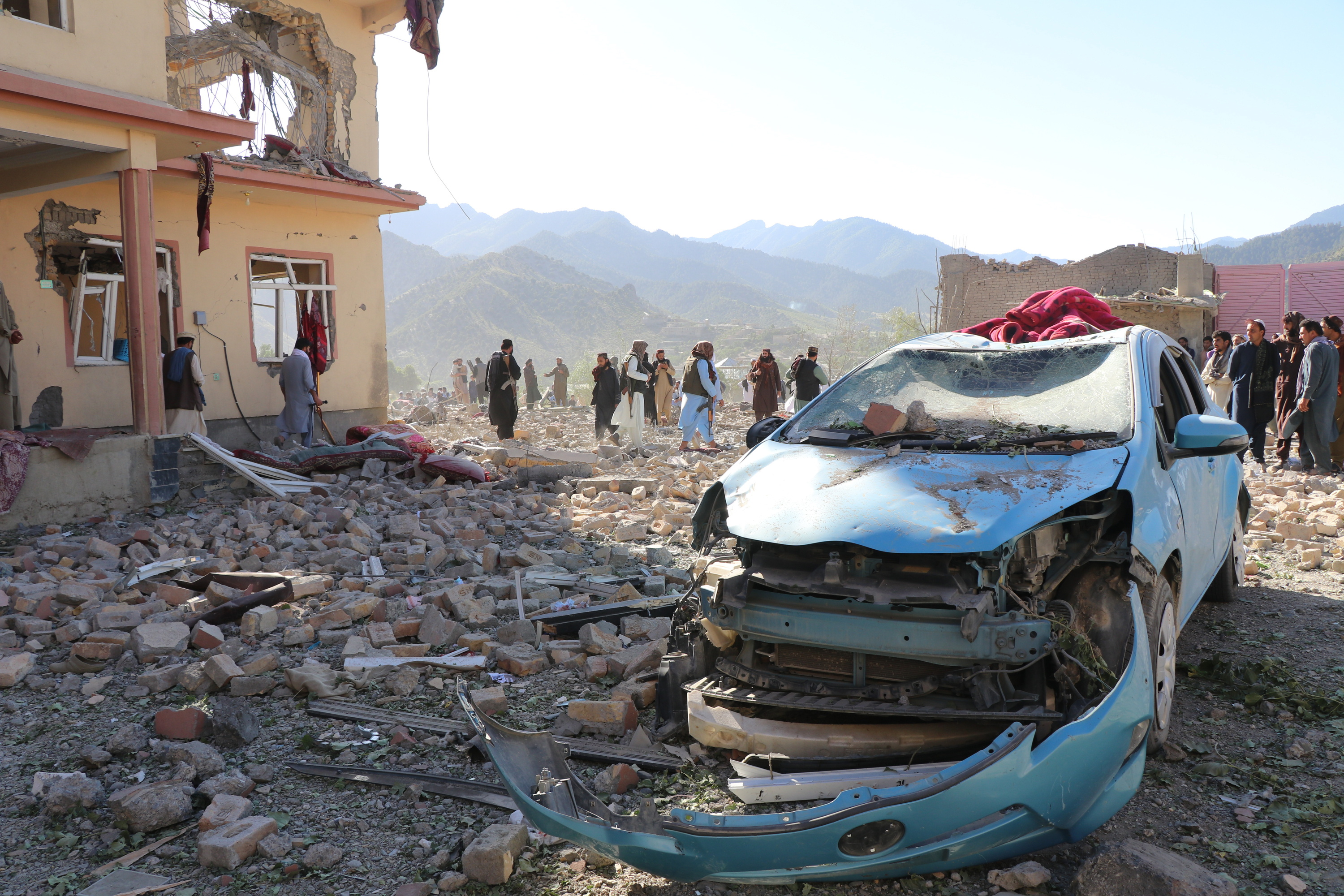 Etxe bat eta haren ingurua txikituta atzo Mandakhelen (Afganistan), Pakistanen erasoaren ondoren. EFE 