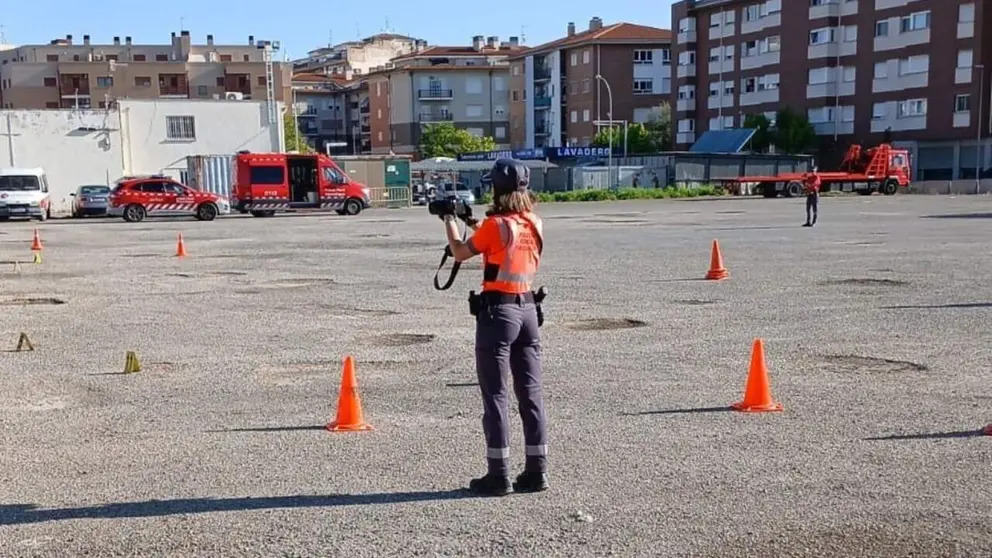 Foruzainak, ezbeharra jazo den aparkalekua ikertzen. FORUZAINGOA