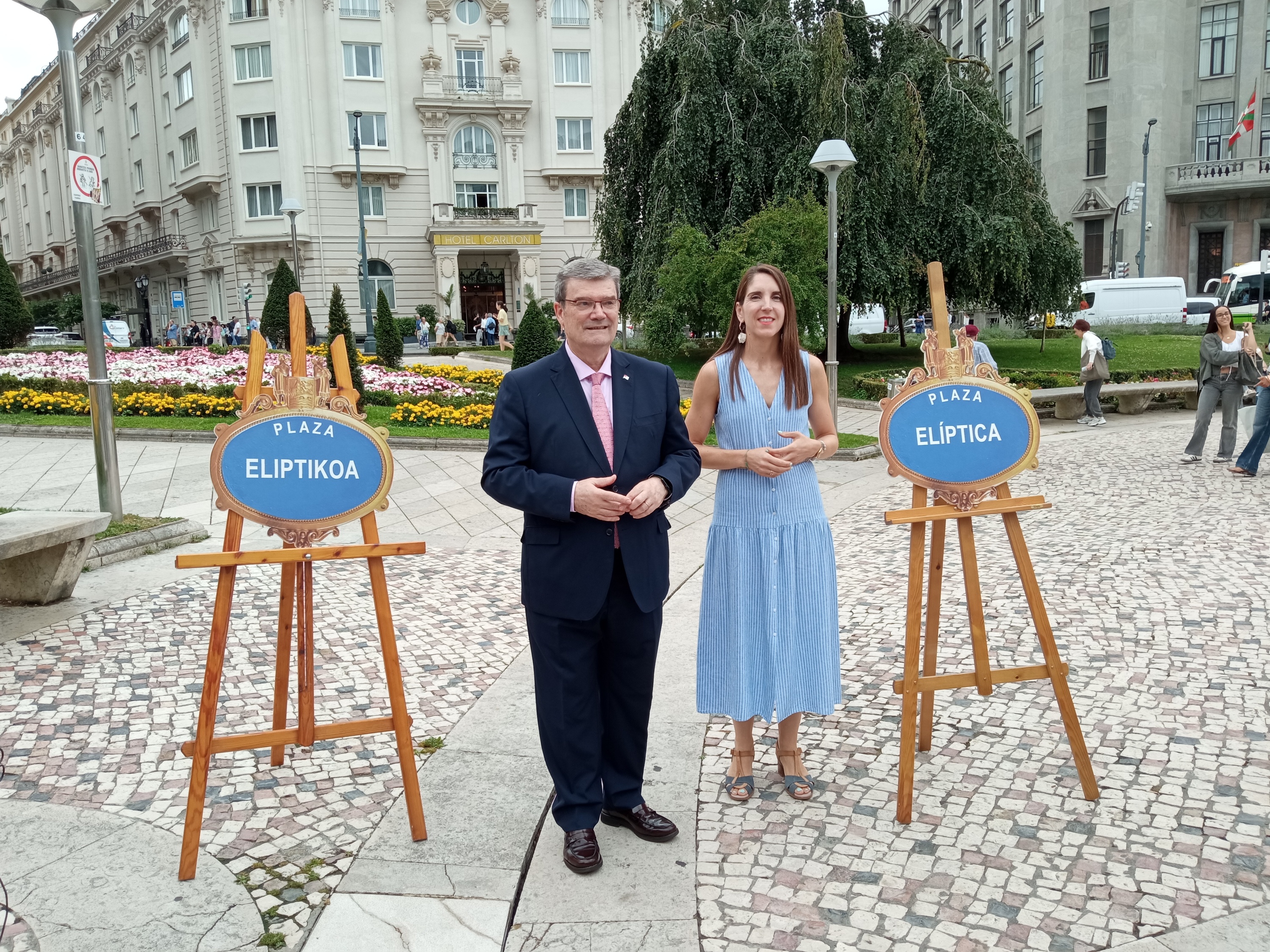 Juan Mari Aburto Bilboko alkatea eta Eider Inuntziaga zinegotzia gaur goizean, Plaza Eliptikoan. AMAIA IGARTUA ARISTONDO