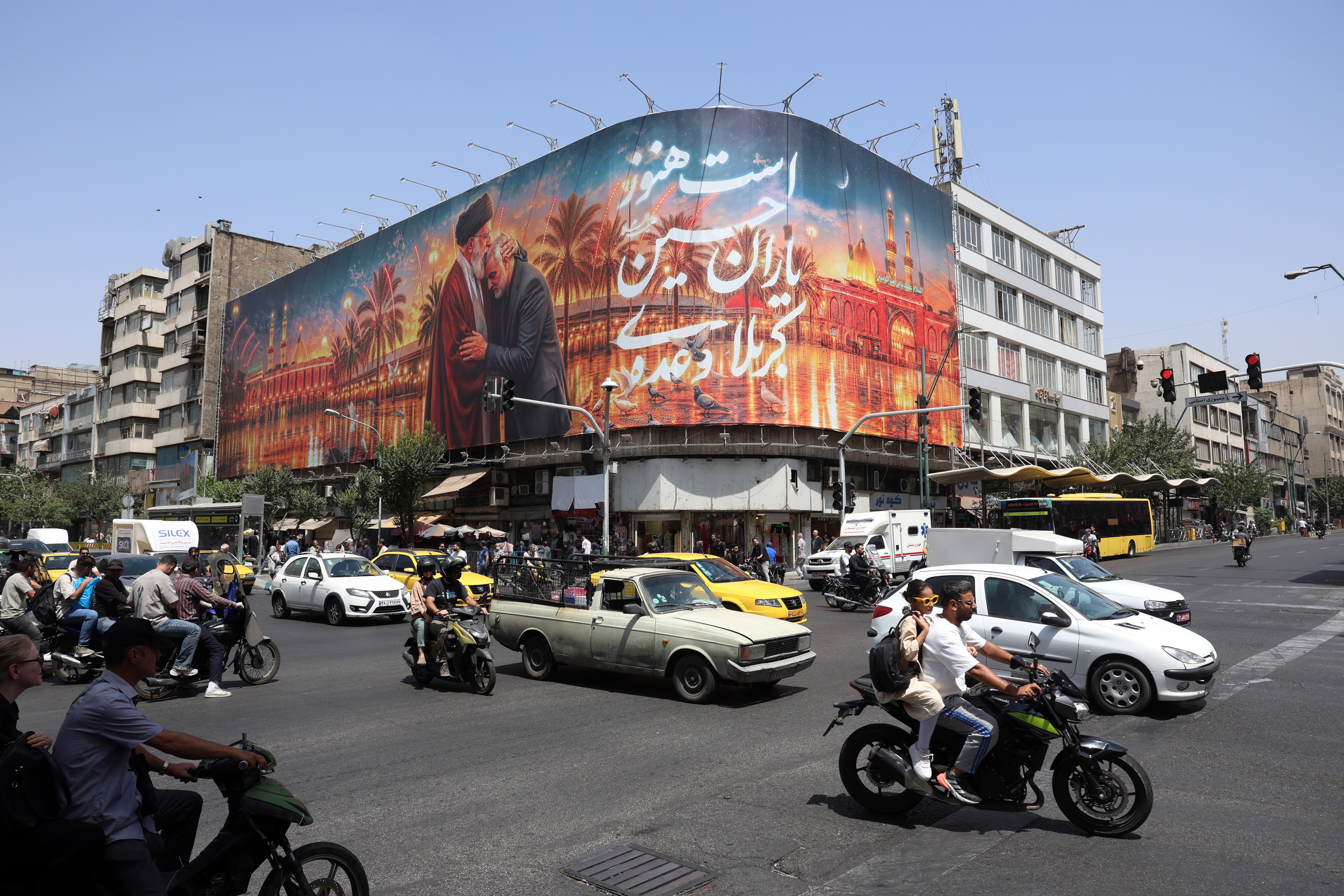 Ali Khamenei ohoratzeko irudi bat atzo, Teherango eraikin batean. ABEDIN TAHERKENAREH / EFE