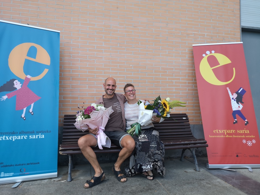 Unai Ruiz eta Naroa Martinez, gaur Mutiloan egindako agerraldian. ETXEPARE SARIA