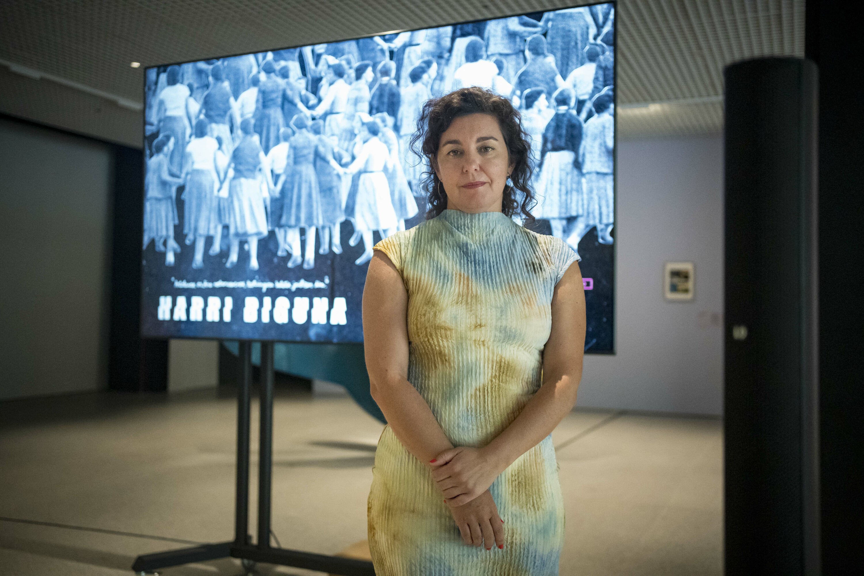 Tamara Garcia 'Harri Biguna' dokumentalaren zuzendaria gaur goizean lanaren aurkezpenean, Bilboko Arte Ederren Museoan. ARITZ LOIOLA / FOKU
