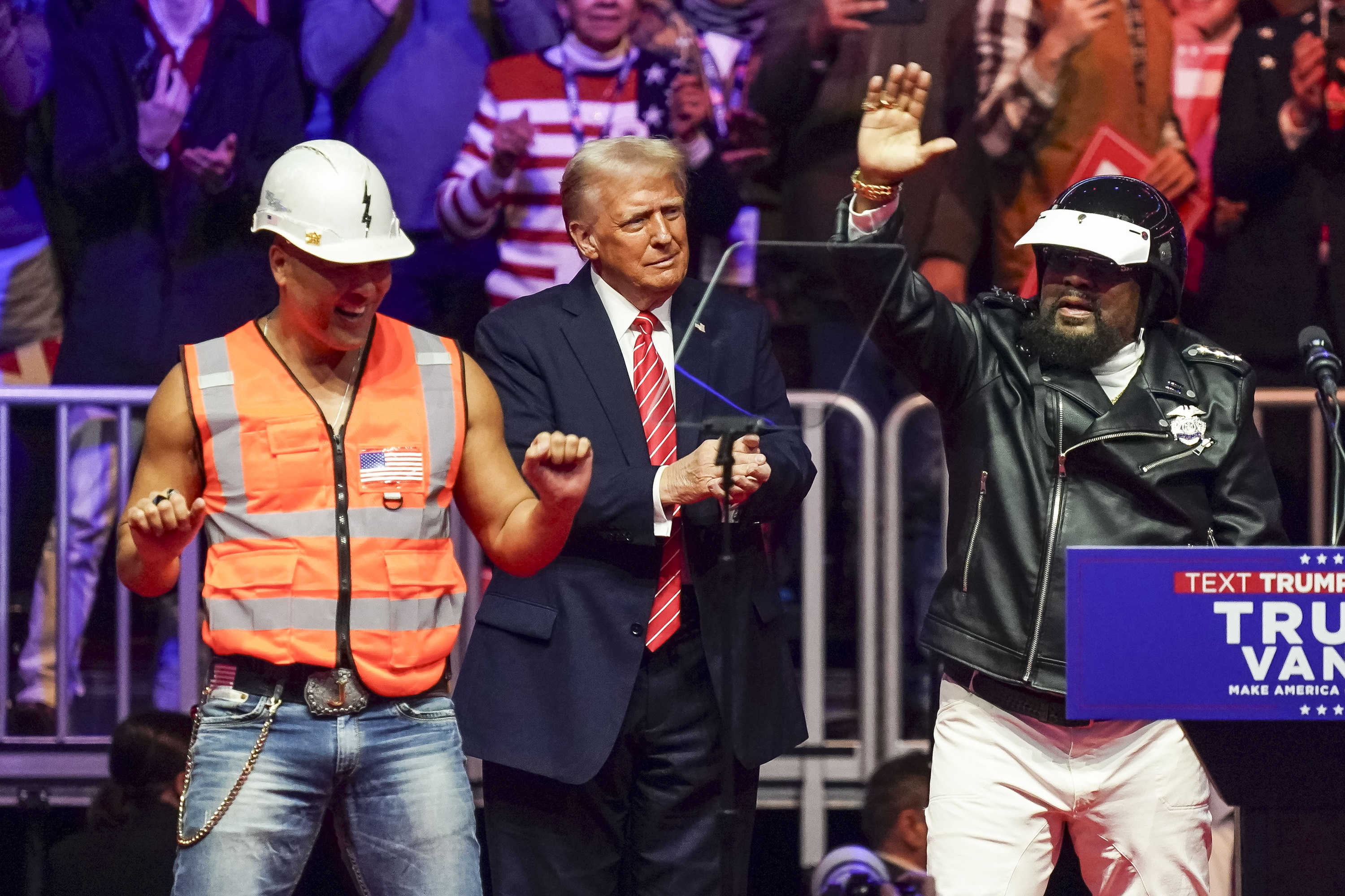 Victor Willis (eskuinean) Donald Trumpekin batera, 2025eko urtarrilean, Trumpen kargu hartzearen bezperako ekitaldian. WILL OLIVER 