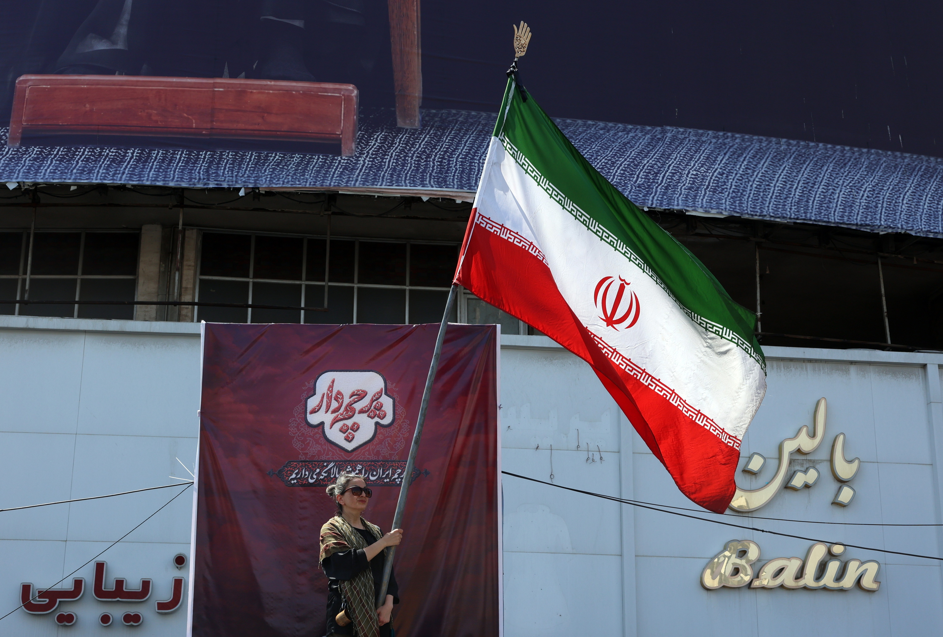 Emakume bat Irango bandera eskuetan duela, atzo Teheranen. ABEDIN TAHERKENAREH / EFE
