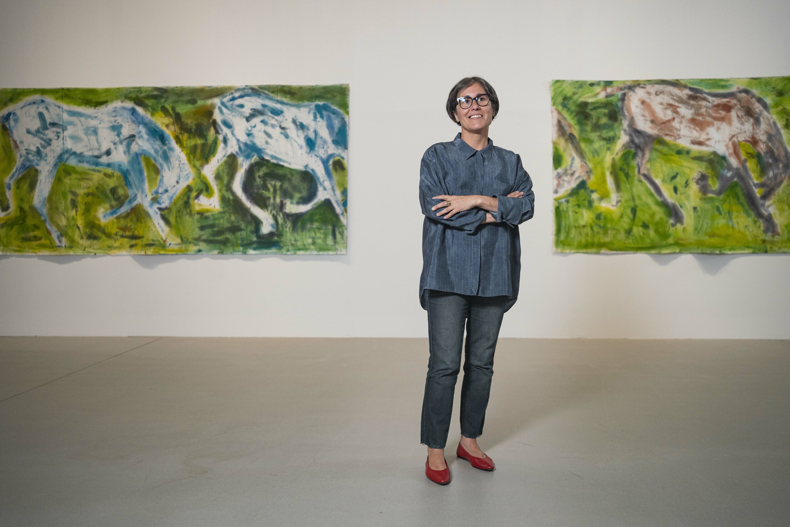 Beatriz Herraez, Artiumeko zuzendaria Rosalind Nashashibiren obrak ikusgai dituen aretoan. ARITZ LOIOLA / FOKU