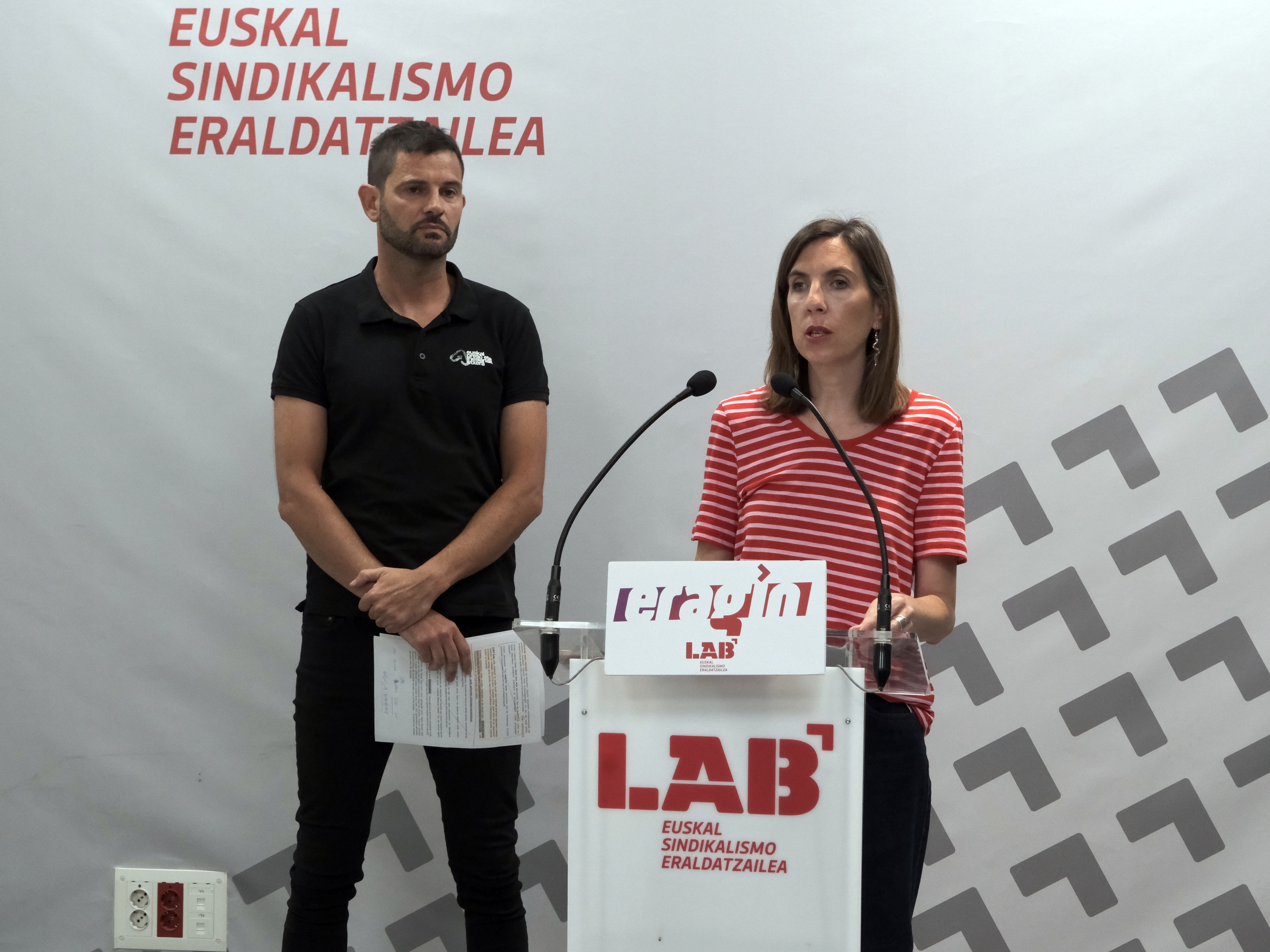 Inko Iriarte eta Ainhize Muniozguren LABeko ordezkariak, gaur, Iruñean. LABEK UTZITAKOA