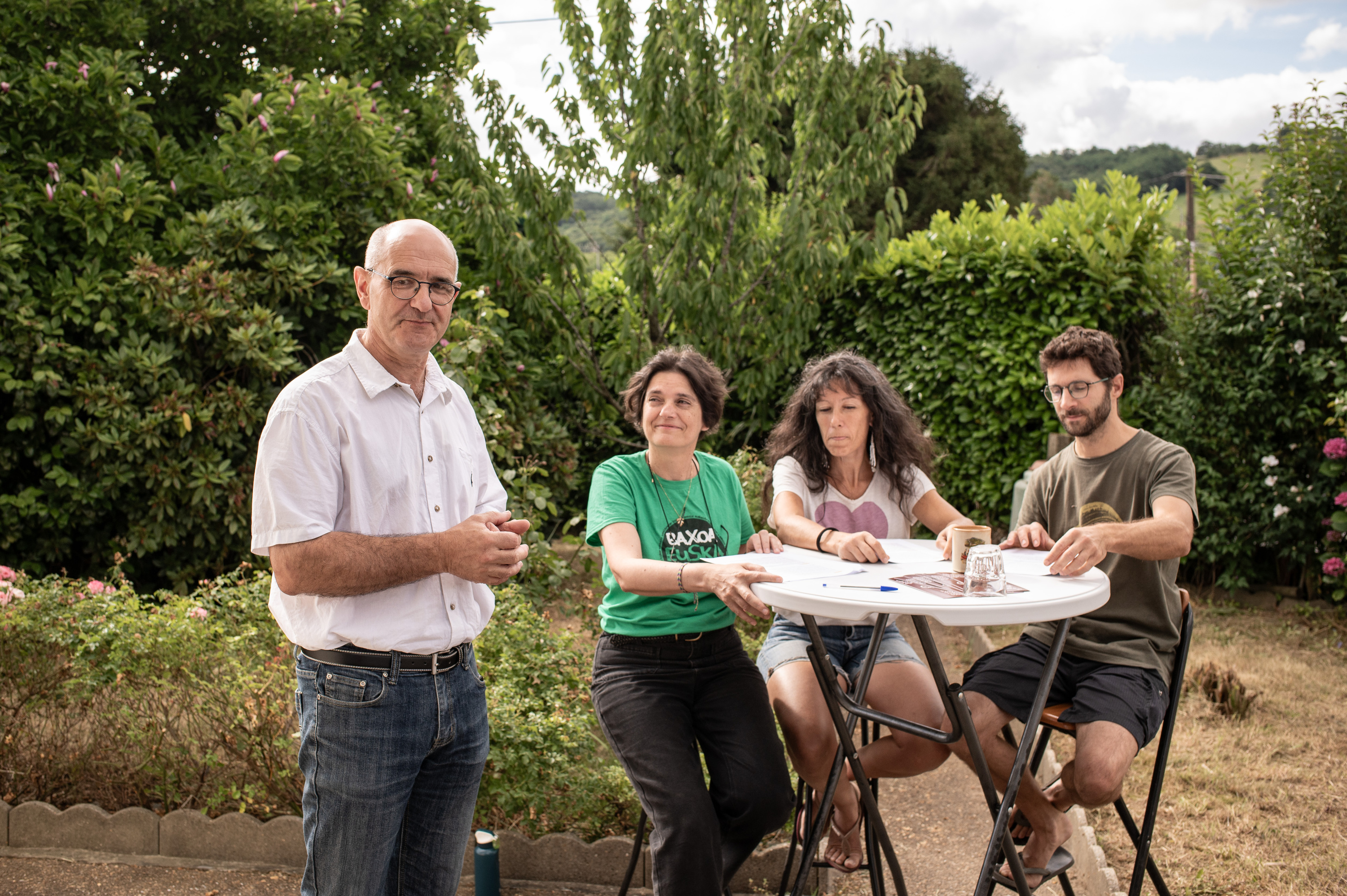Beñat Etxebest Etxalde kooperatibako lehendakaria, eta Pantxika, Aurelie eta Eric biztanle berriak, Goxoki etxebizitza kolektiboaren aurkezpenean. PATXI BELTZAIZ