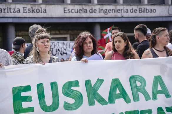 Idurre Eskisabel atxikipena erakutsi duten eragileetako batzuen ordezkariekin batera, Bilboko elkarretaratzean. MARISOL RAMIREZ / FOKU Idurre Eskisabel atxikipena erakutsi duten eragileetako batzuen ordezkariekin batera, Bilboko elkarretaratzean. MARISOL RAMIREZ / FOKU